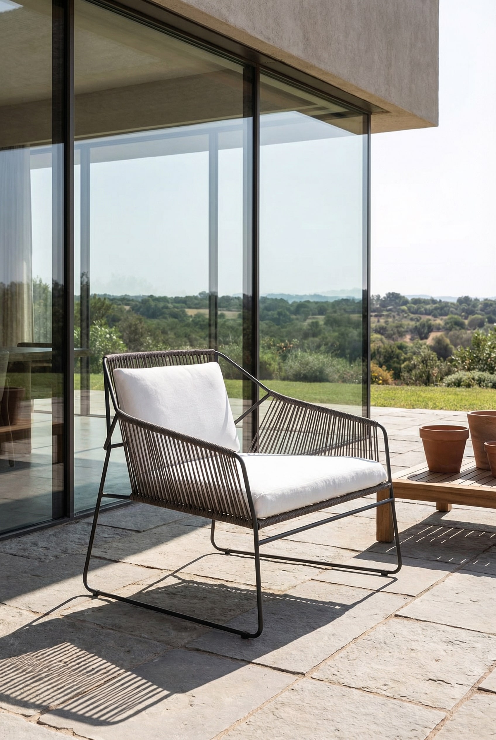 Transparenter Outdoor Sessel mit Schnurbespannung