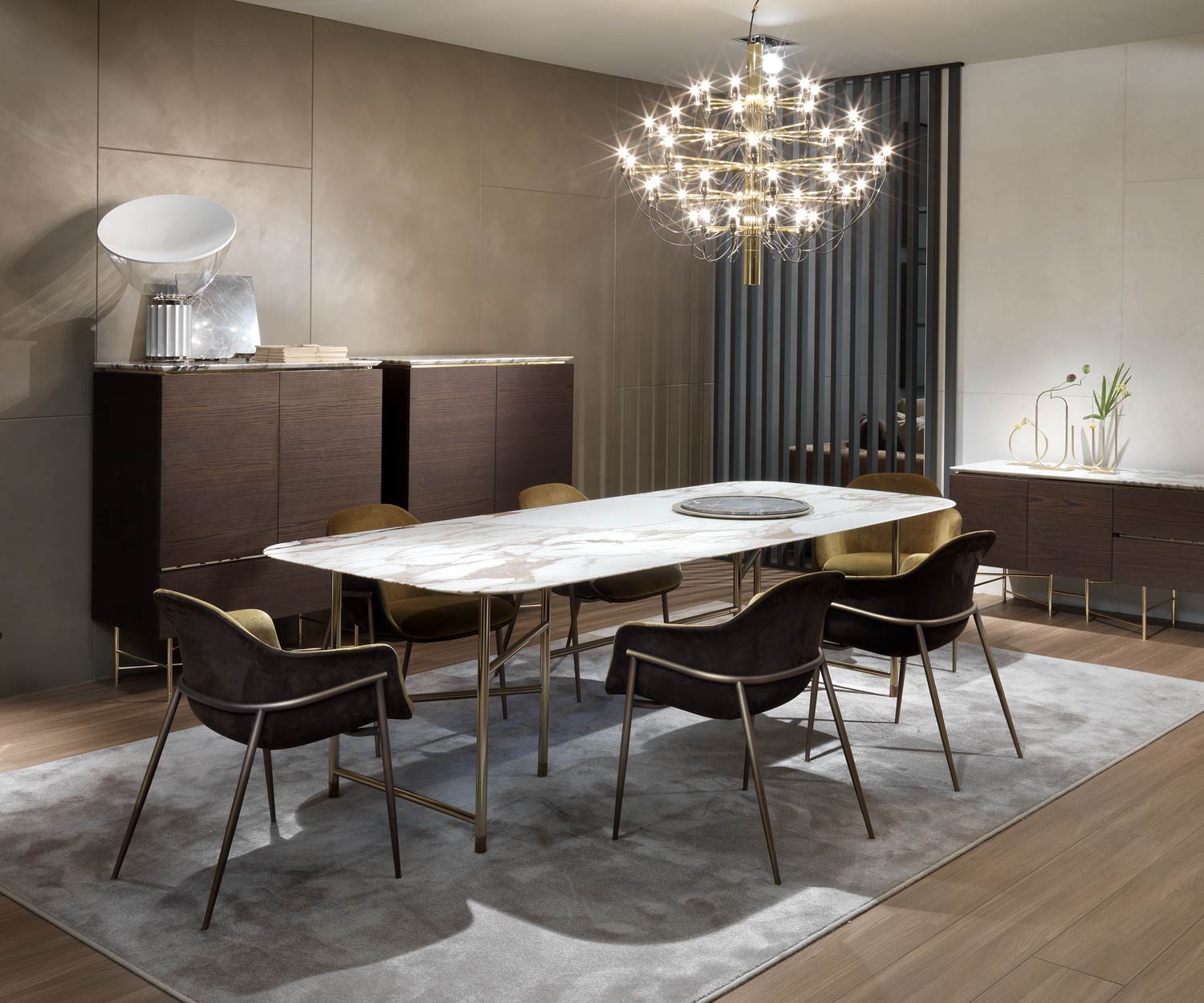 Exklusiver Design Esstisch Kyoto Marmor im Esszimmer in Gruppe mit Stühlen Exklusiver Design Esstisch Kyoto Marmor im Esszimmer in Gruppe mit Stühlen