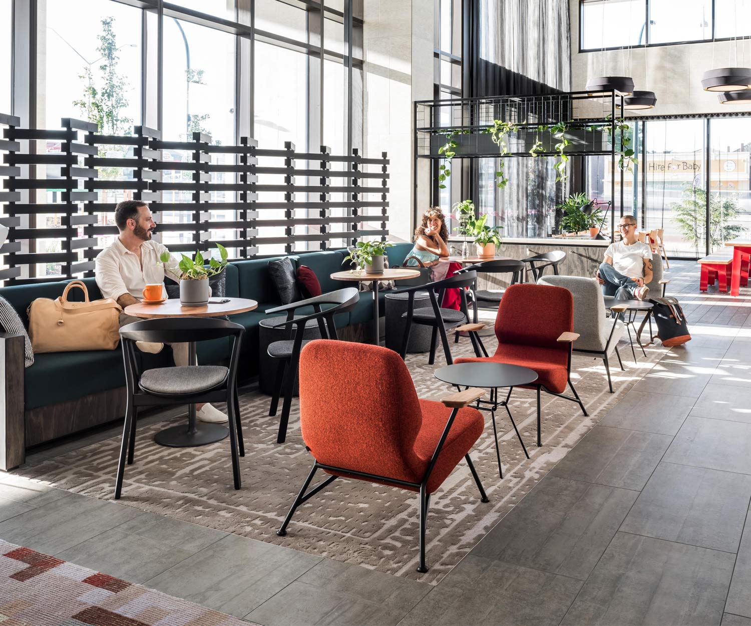 Prostoria Design Sessel Oblique in Gelb in einer Sitzecke einer Bar Prostoria Design Sessel Oblique in Gelb in einer Sitzecke einer Bar