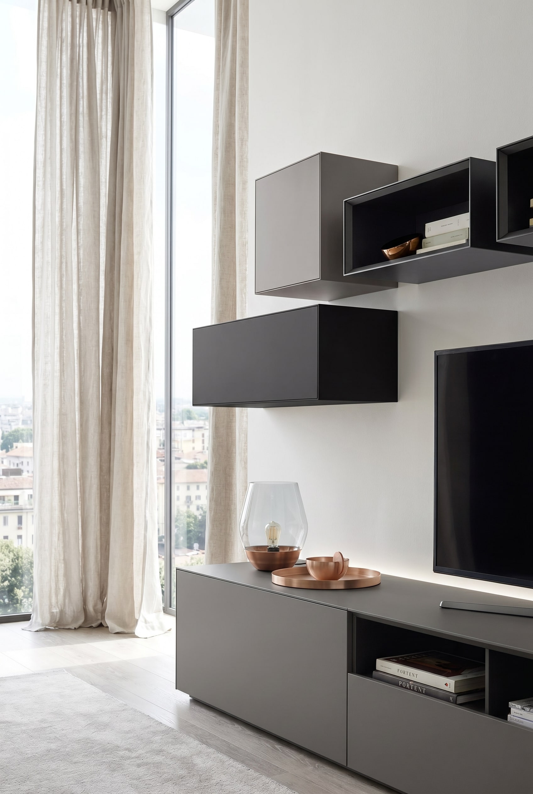 Moderne woonkamer met minimalistisch lowboard en een asymmetrisch geplaatste Livitalia Minimal hangkast in matgrijs