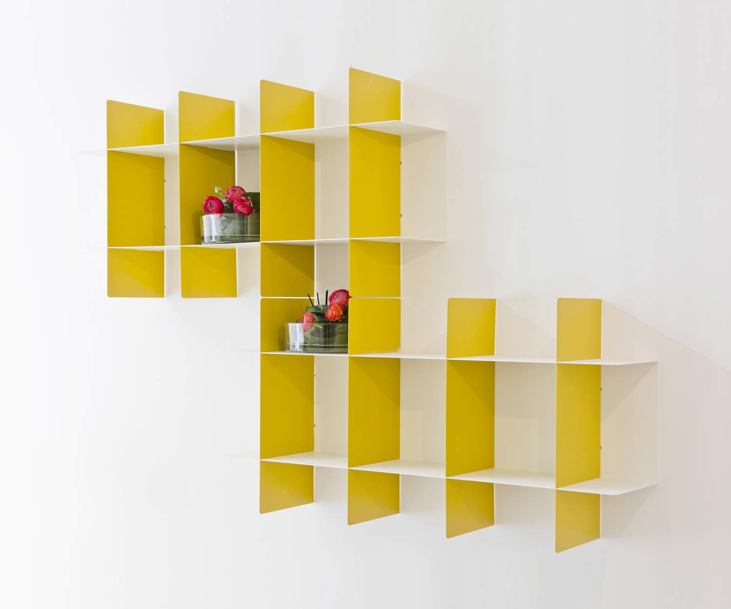 MEME DESIGN Innesto Designer Bücherregal für die Wand aus Metall in Gelb