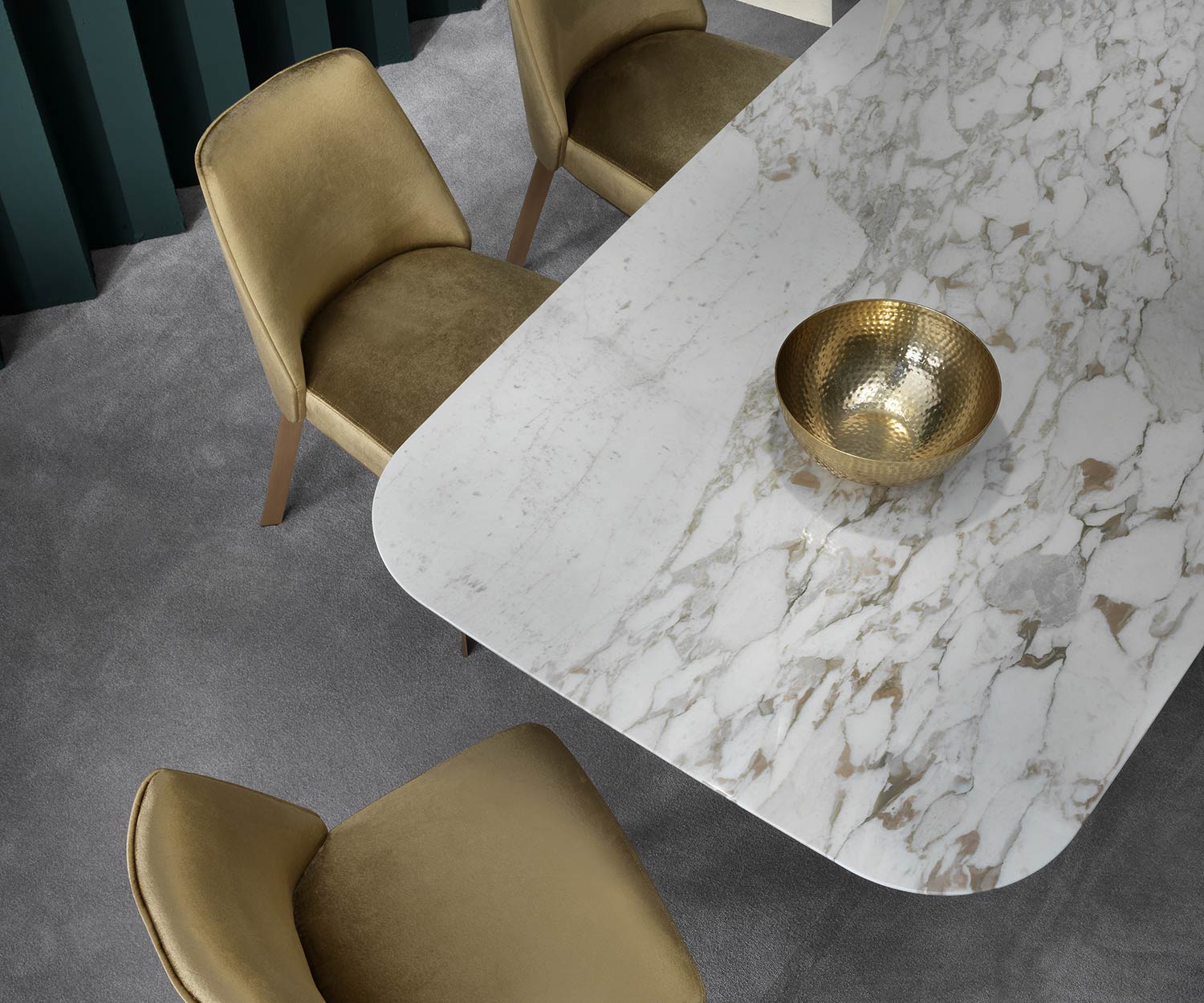 Exklusiver Design Luxus Esstisch Marmor im Esszimmer mit Stühlen