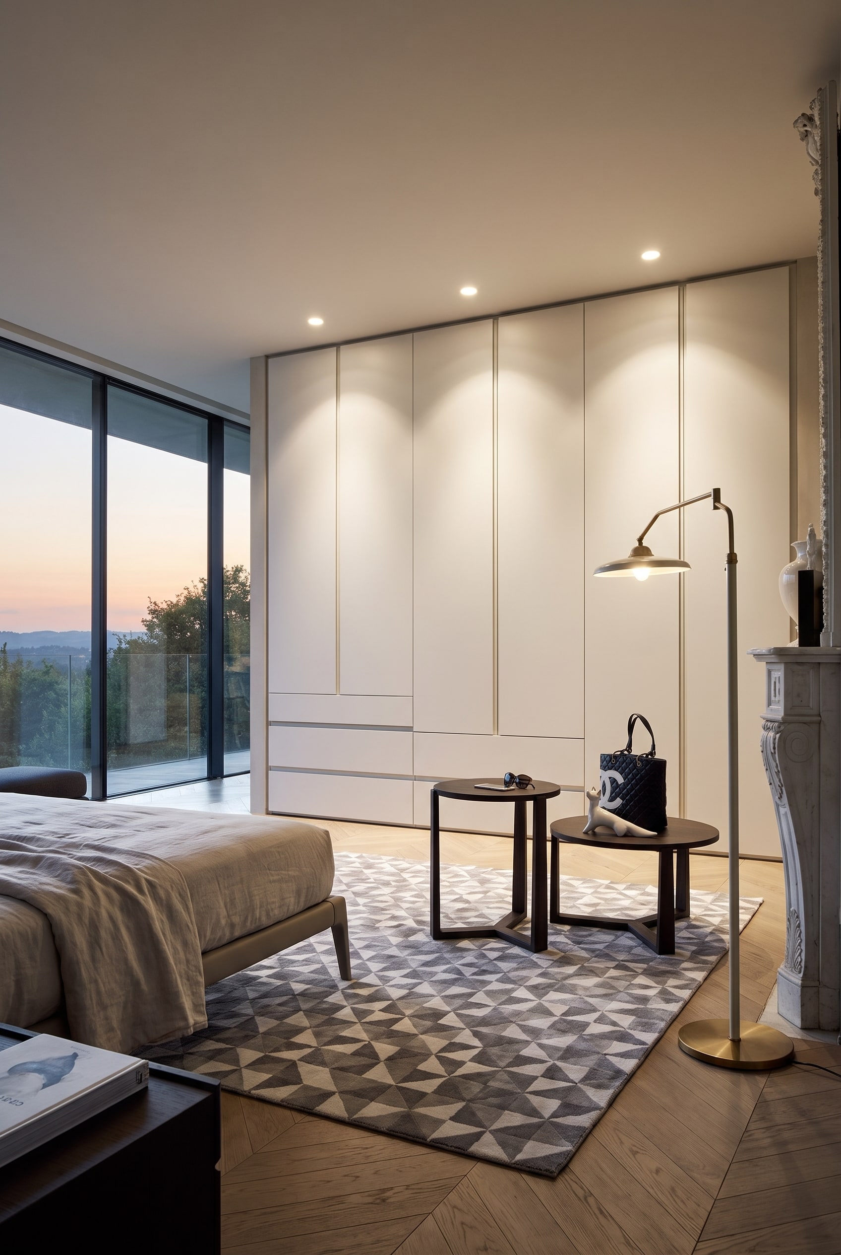 Architectonisch gestructureerde, puur witte kledingkast in de moderne slaapkamer met subtiel schaduwspel door plafondverlichting.
