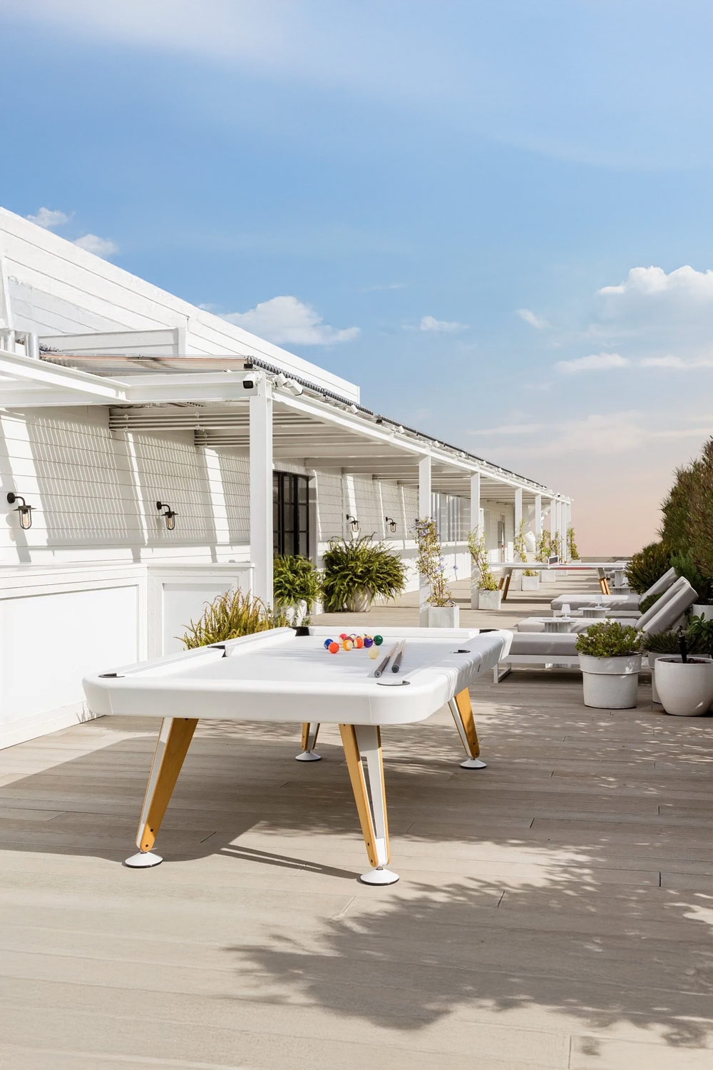 stilvoller-outdoor-billardtisch-auf-langer-terrasse