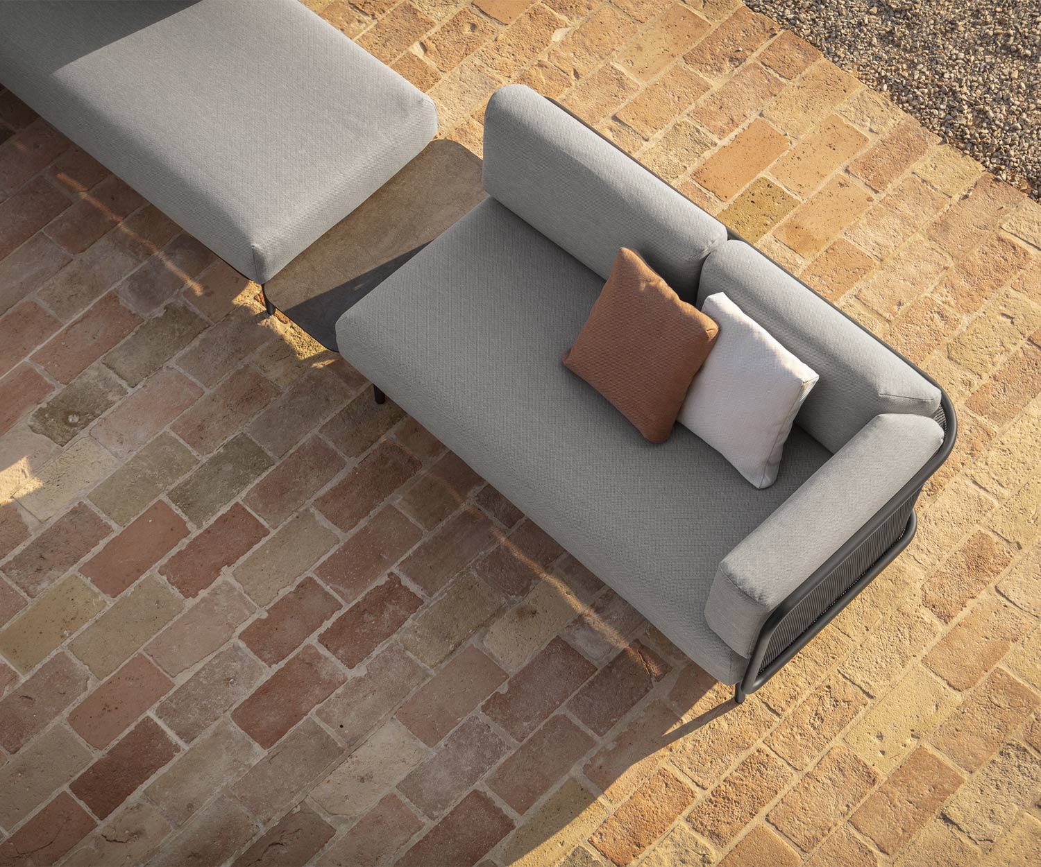 Weiches Todus Baza Freizeit Designer Sofa von oben mit Dekokissen auf Terrasse