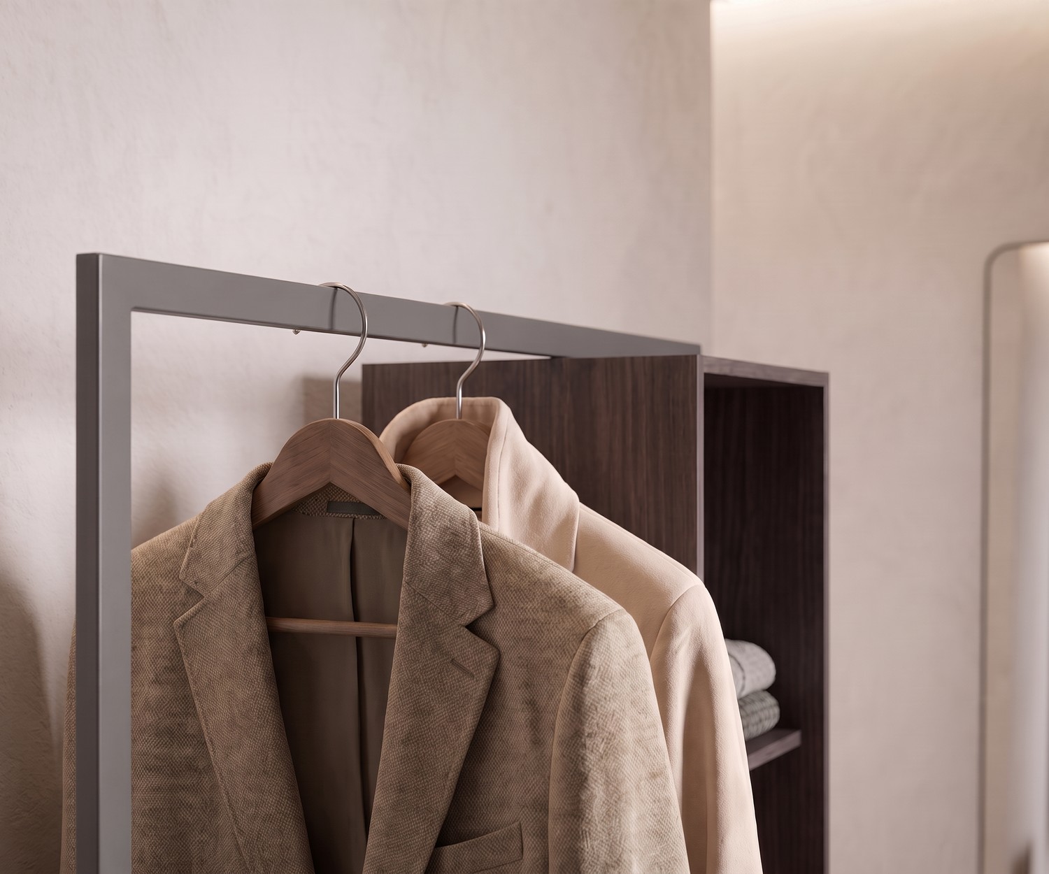 Novamobili Kommode Easy 4 mit Garderobe als stummer Diener im Schlafzimmer, Kleiderstange aus grauem Metall mit Holzbügeln.