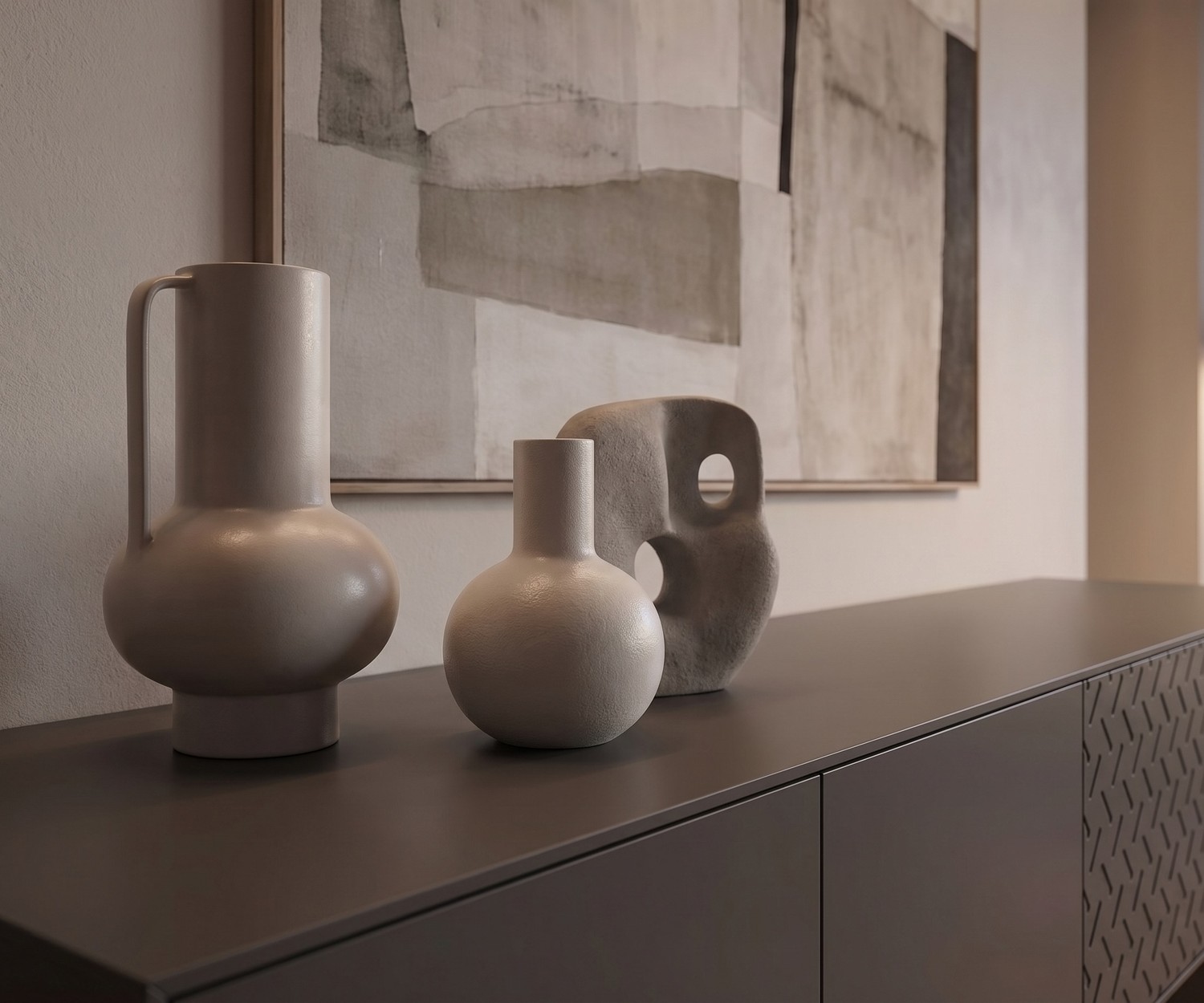 Modernes al2 Design Sideboard Alhambra 003 in Dunkelgrau für das Wohnzimmer, dekoriert mit minimalistischen Vasen