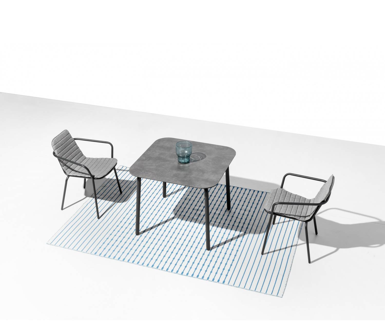 Quadratischer Design Gartentisch Starling in Dunkelgrau mit abgerundeten Ecken