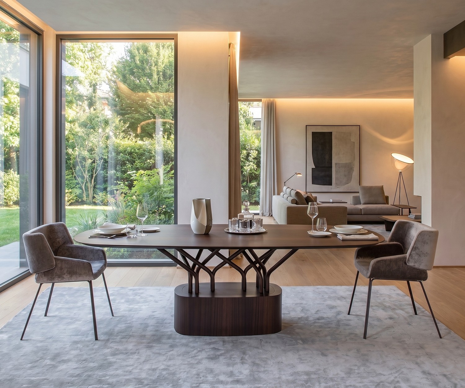 al2 wood-oo 001 a Esstisch im Esszimmer, ovaler Design-Holztisch mit verzweigtem Fuß und grauen Polsterstühlen.