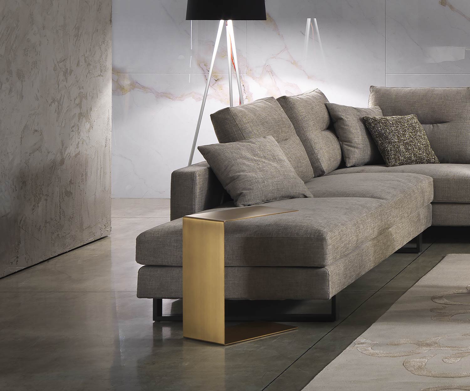 Exklusiver Marelli Mini Sofa Beistelltisch mit Schwarz Matt lackiert vor Couch