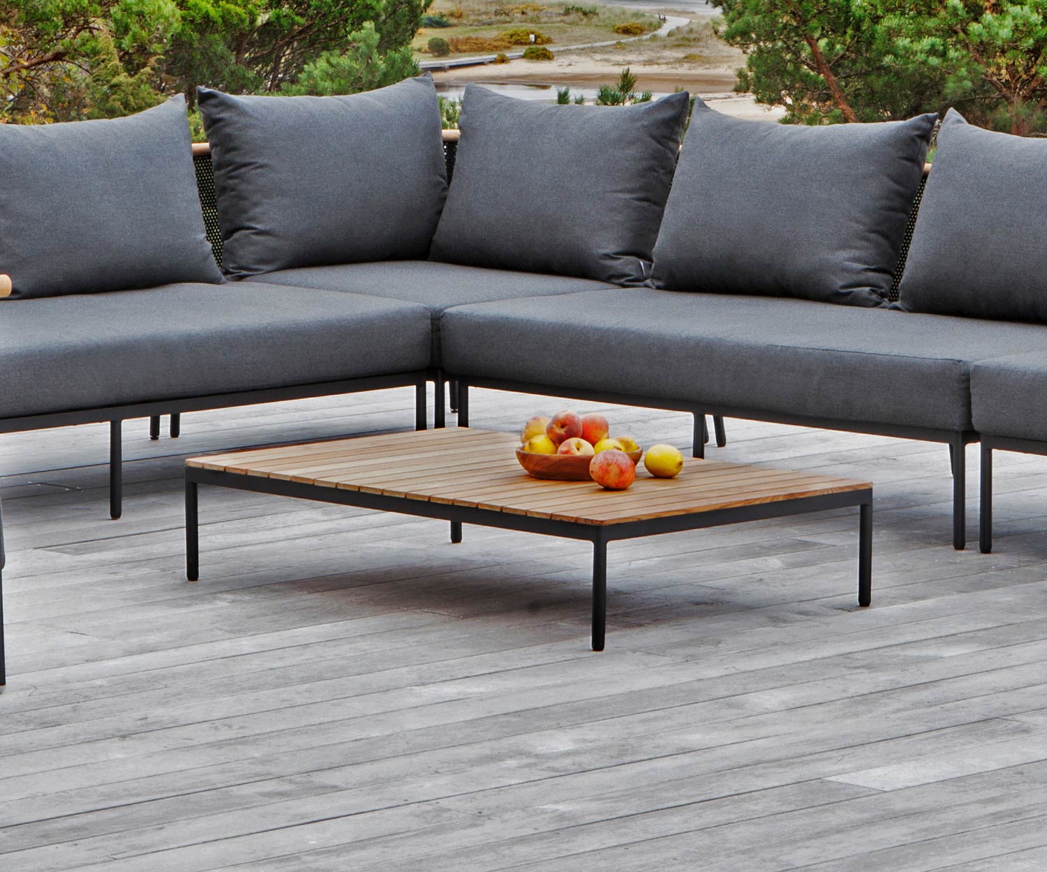 Moderner Oasiq Riad Designer Beistelltisch mit Riad Gartensofa Moderner Oasiq Riad Designer Beistelltisch mit Riad Gartensofa
