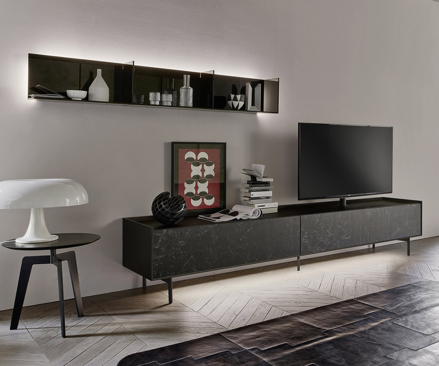 Beleuchtetes Glas Regal von Livitalia mit drei Fächern über einem stehenden Design Lowboard mit TV Beleuchtetes Glas Regal von Livitalia mit drei Fächern über einem stehenden Design Lowboard mit TV