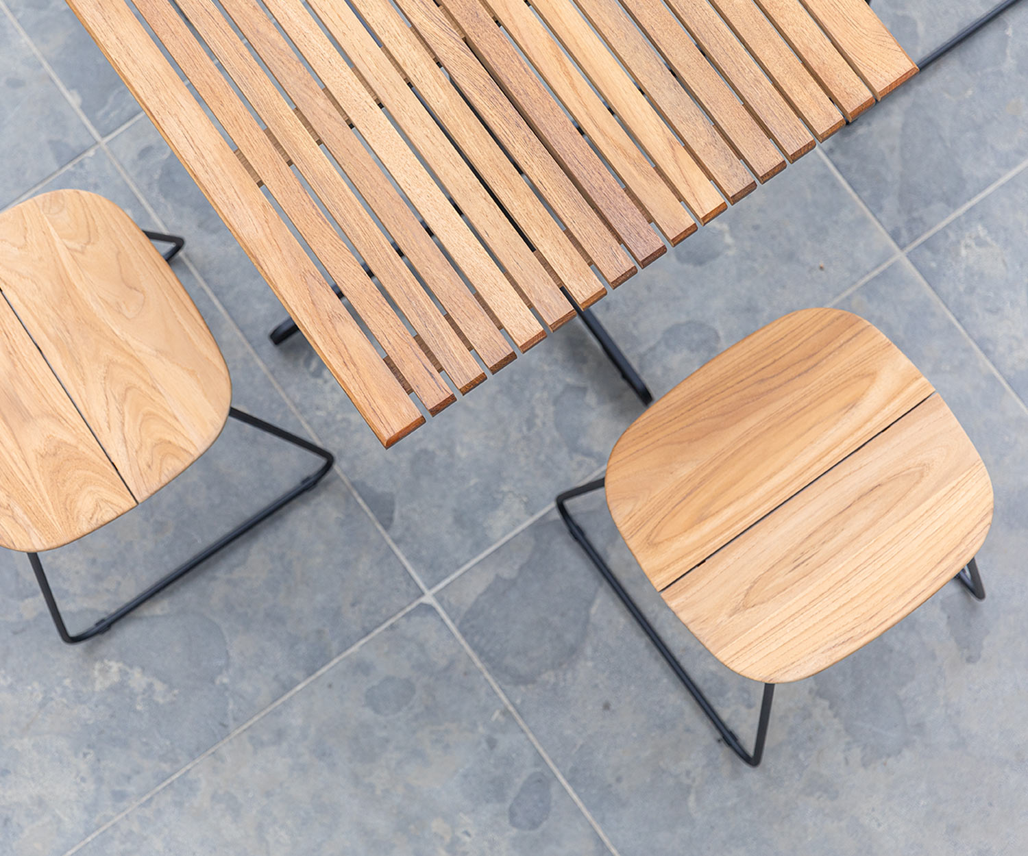 Wetterfester Oasiq Bryggen Design Barstuhl mit Gartentisch auf Balkon