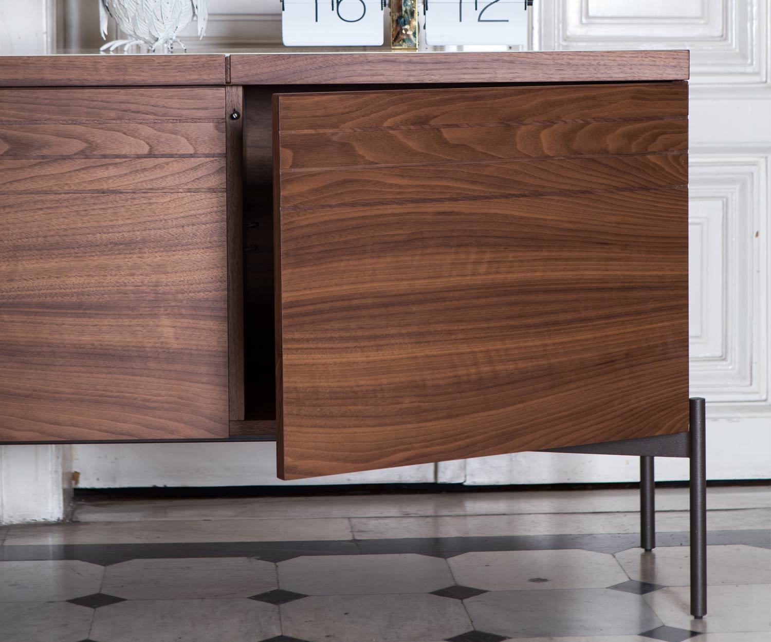 Exklusives al2 o rizon Design Sideboard Detail Türen Nussbaum waagrechte Leisten Walnuss Exklusives al2 o rizon Design Sideboard Detail Türen Nussbaum waagrechte Leisten Walnuss