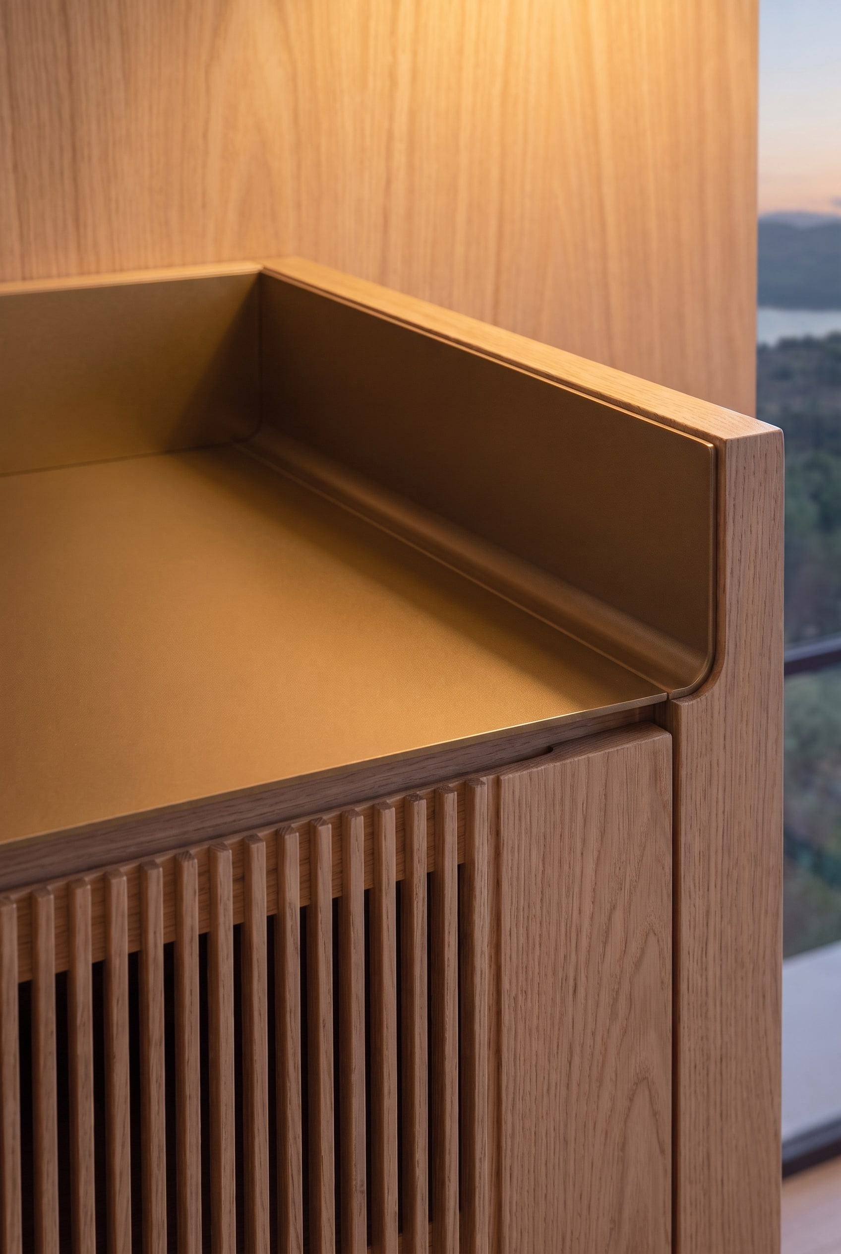 Close-up van de bovenhoek van het highboard met een gouden metalen inleg en verhoogde rand van eikenhout.