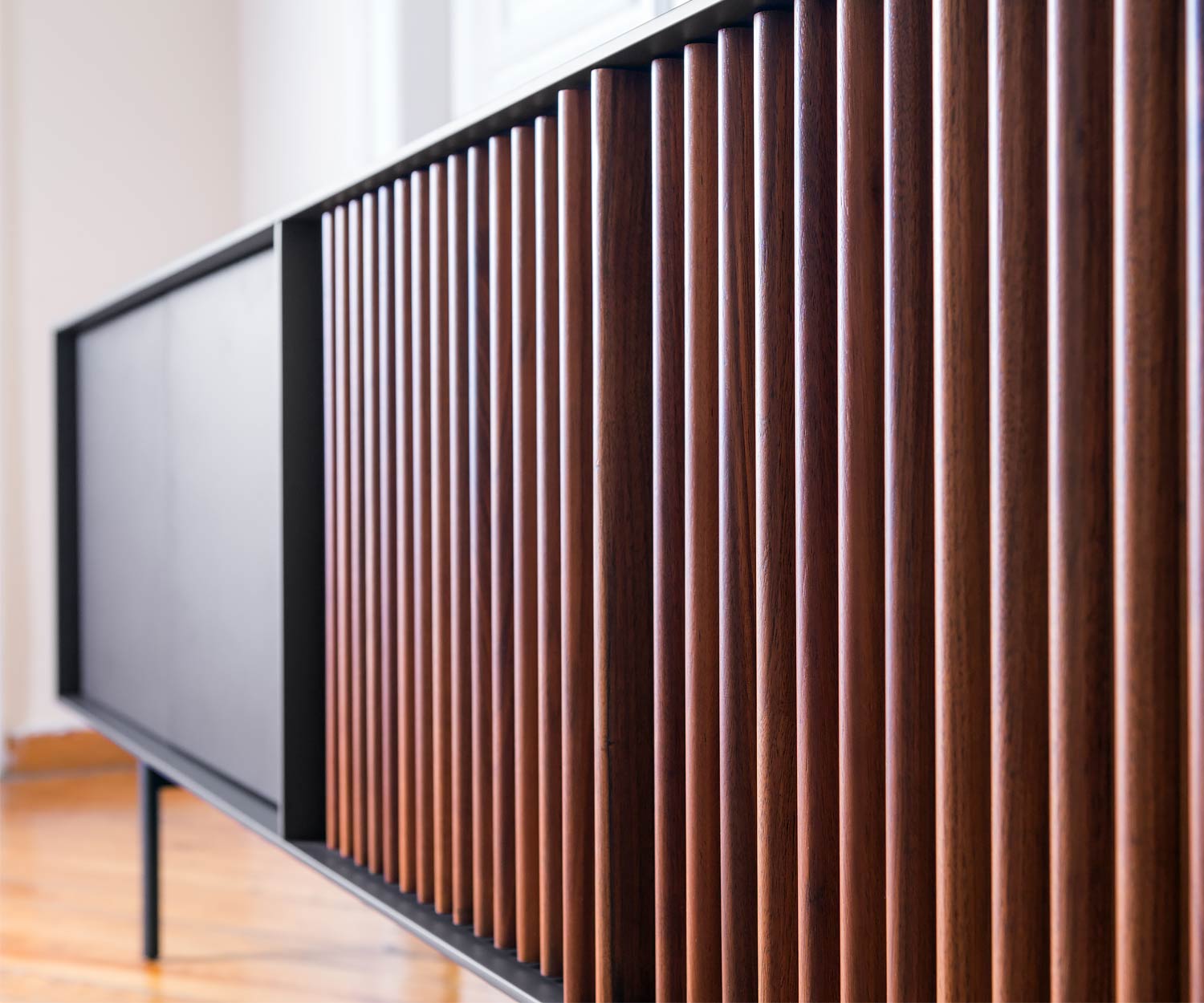 Hochwertiges Design Detail Sideboard für Wohnzimmer Nussbaum Lamellen Front Hochwertiges Design Detail Sideboard für Wohnzimmer Nussbaum Lamellen Front