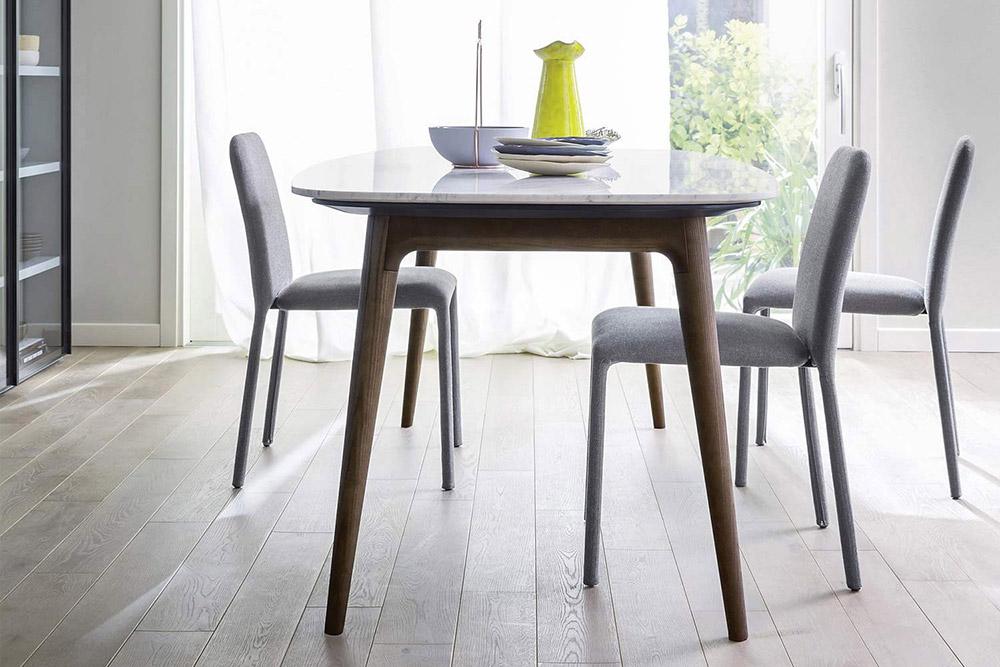 Bei dem Novamobili Tisch Hanami kann die Tischplatte in Carrara Marmor oder Holzfurnier bestellt werden.