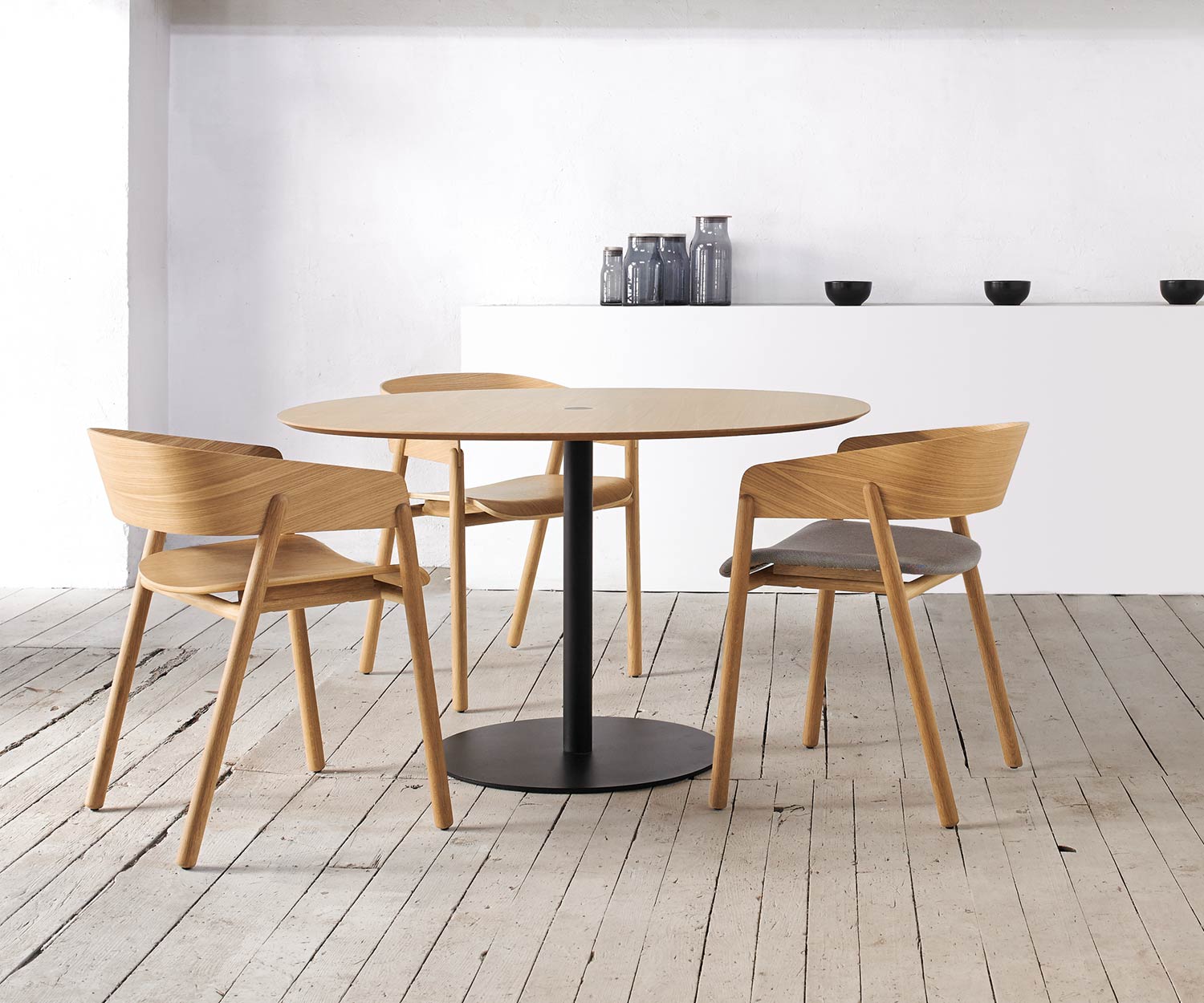 Punt Design solid wood dining chair made of oak Punt Design solid wood dining chair made of oak