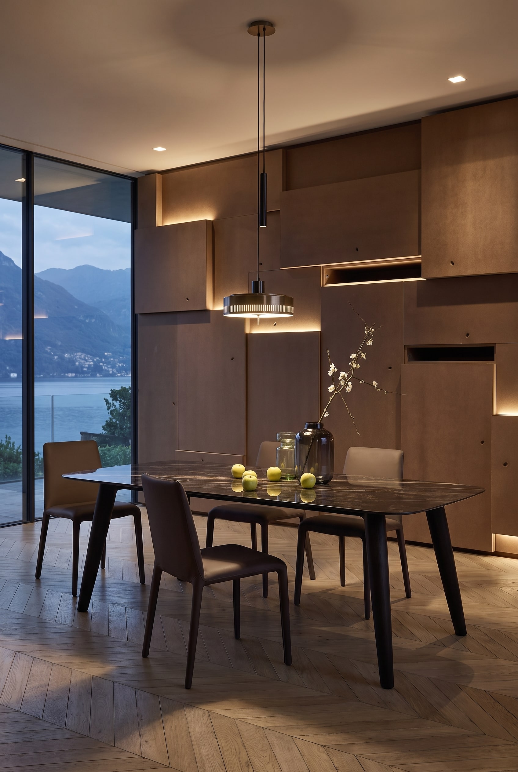 Modernes Esszimmer mit einem großen runden Esstisch, vier minimalistischen Stühlen und einer zentralen Statement-Vase Modernes Esszimmer mit einem großen runden Esstisch, vier minimalistischen Stühlen und einer zentralen Statement-Vase