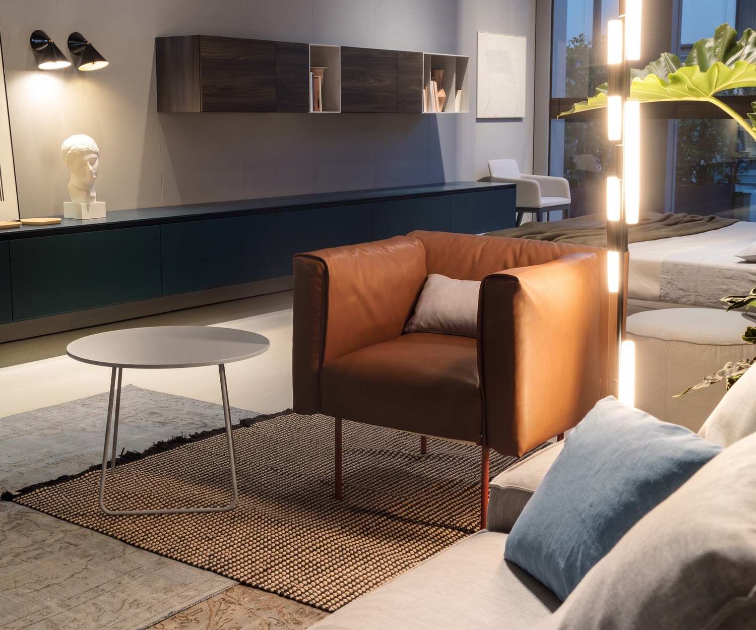 Beistelltisch Orbis von Novamobili als Couchtisch im Wohnzimmer neben Sessel auf Teppich, rundes minimalistisches Design.