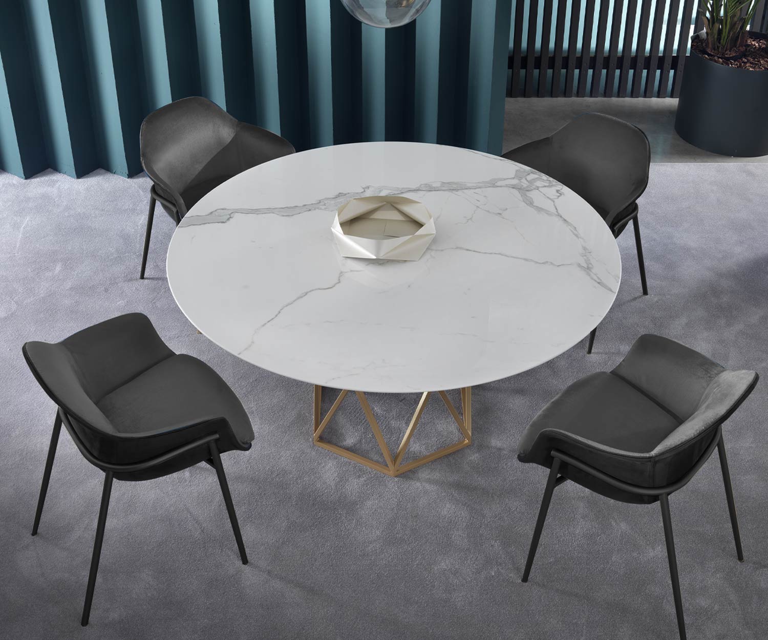 Gemütlicher Lehnstuhl im Esszimmer mit Marmotisch als 4er Ensemble angeordnet Gemütlicher Lehnstuhl im Esszimmer mit Marmotisch als 4er Ensemble angeordnet