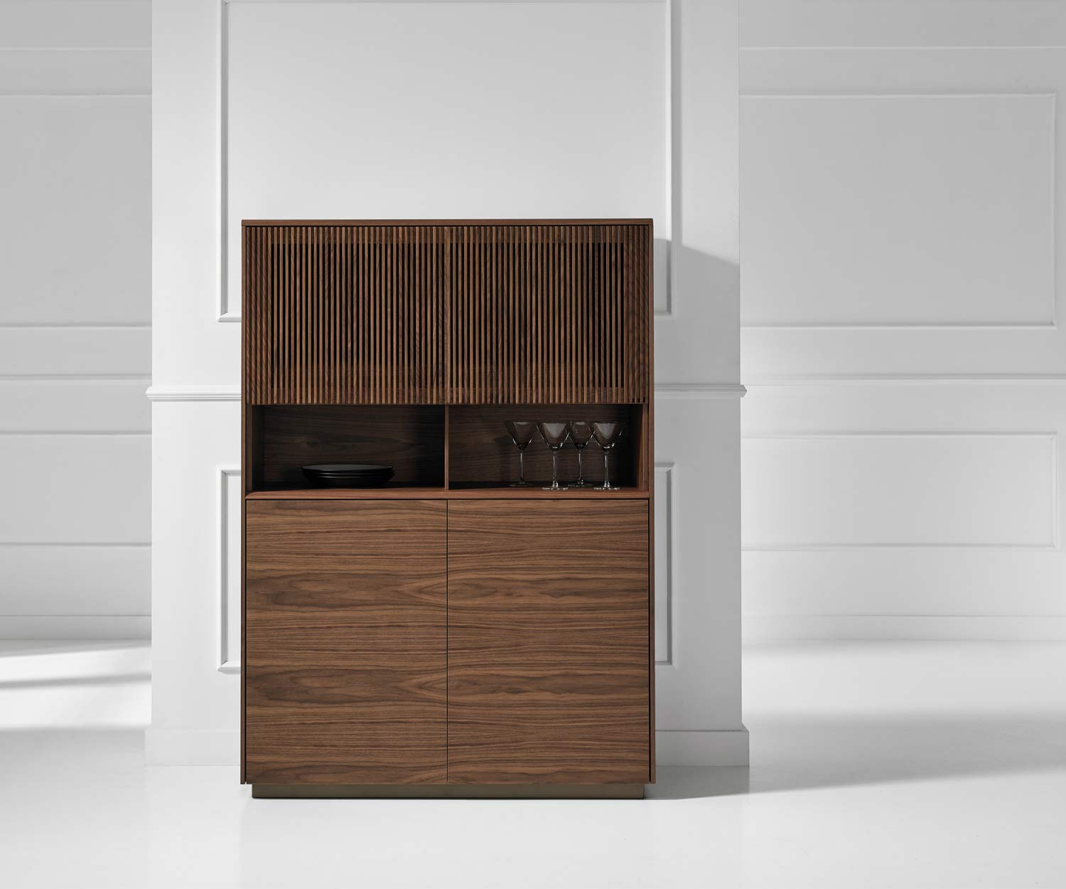 Formschönes Design Highboard Punt Malmö mit Walnuss Furnier veredelt Lamellentüren Formschönes Design Highboard Punt Malmö mit Walnuss Furnier veredelt Lamellentüren
