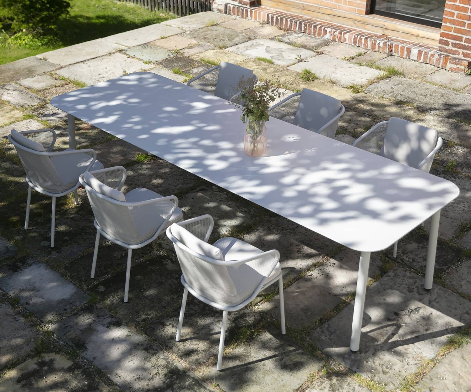Hochwertiger rechteckiger Todus Condor Design Gartentisch mit abgerundeten Ecken Hochwertiger rechteckiger Todus Condor Design Gartentisch mit abgerundeten Ecken