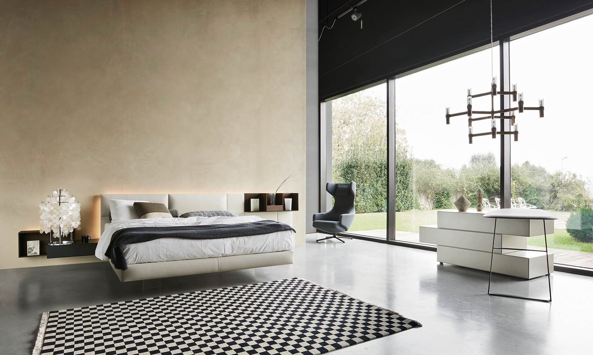 schwebendes Lederbett mit Glasfuss