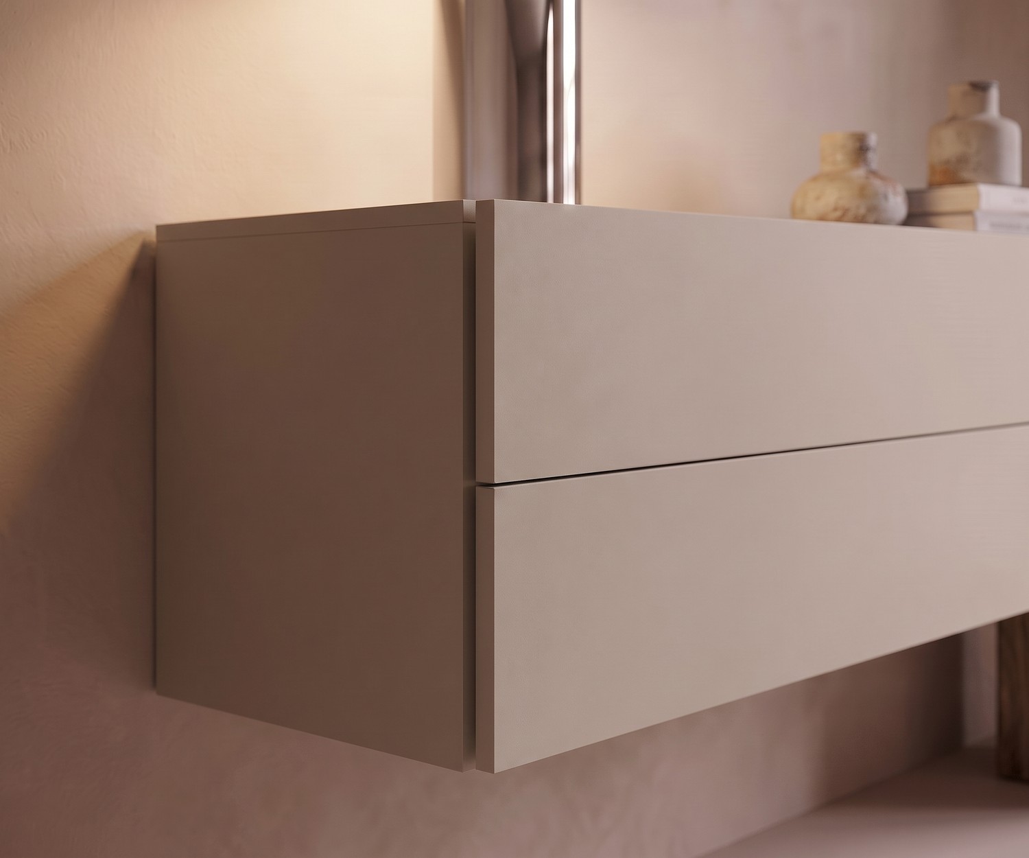 Schwebende Kommode Easy in Sandbeige | Novamobili Hängekommode Easy von Novamobili im Schlafzimmer. Schwebende Kommode in Sandbeige für modernen, grifflosen Stauraum.