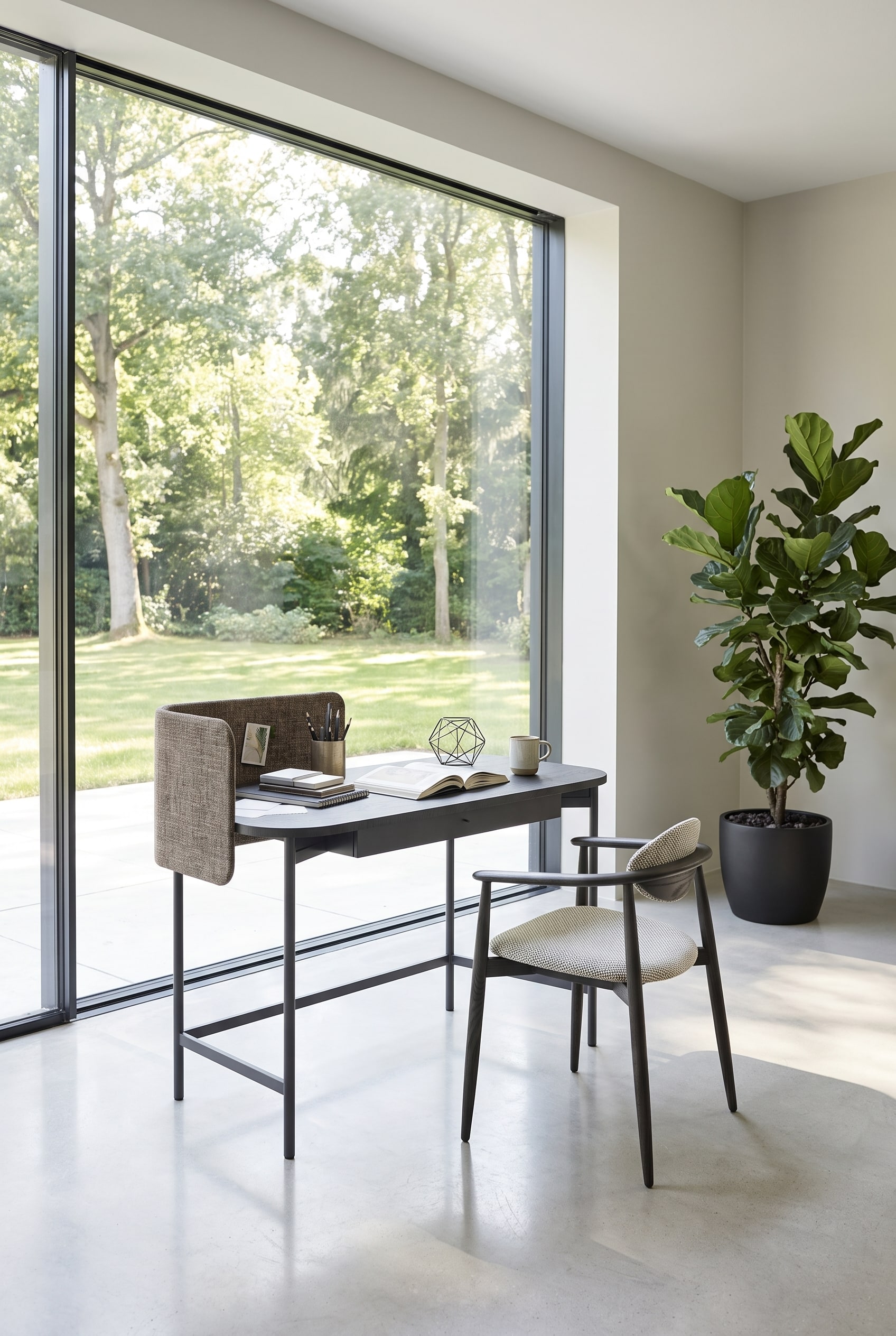 Studio minimalista con scrivania estremamente piatta laccata opaca, una sedia in pelle e una singola tazza in ceramica davanti a finestre a tutta altezza.