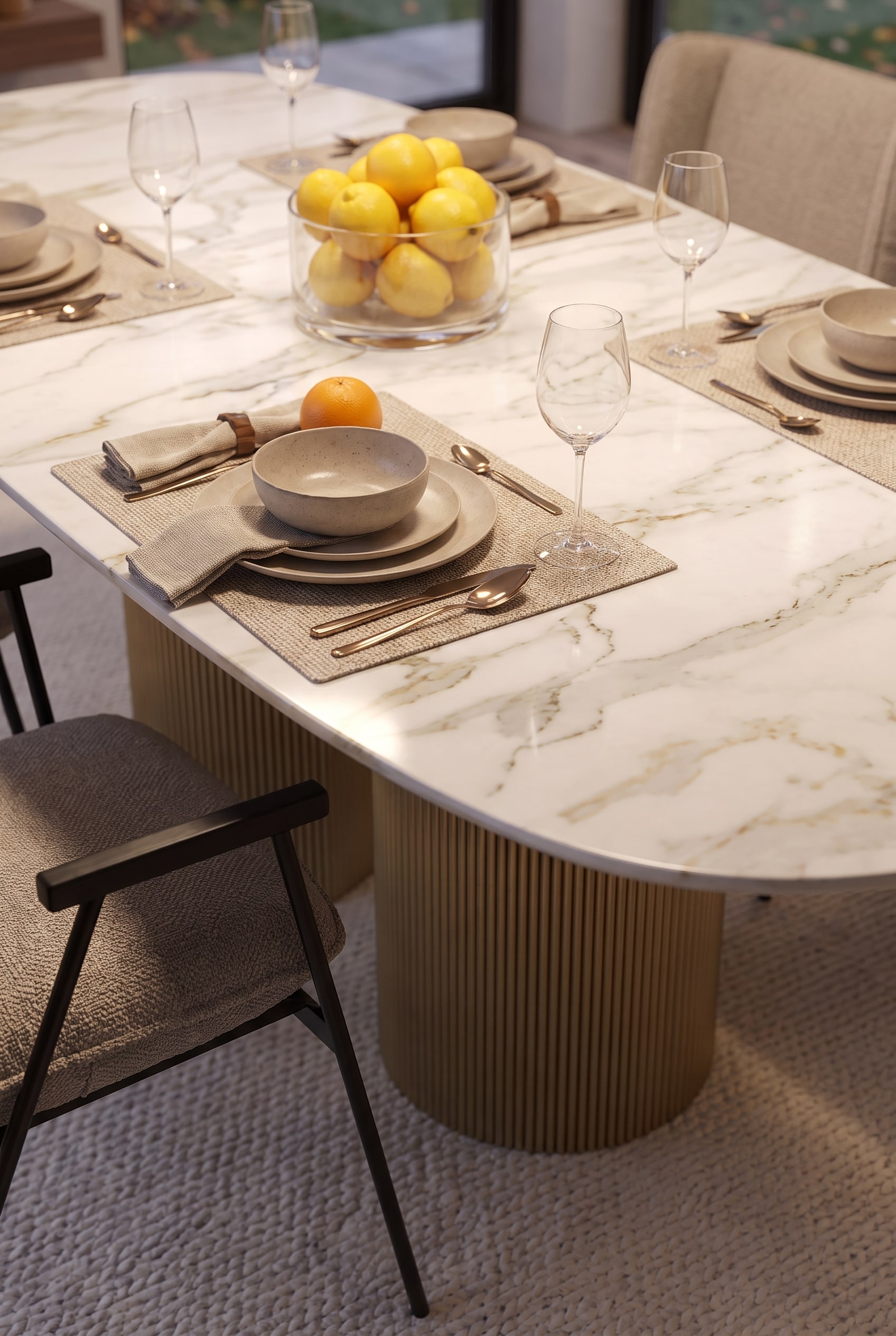 Detailopname van een luxe eettafel met donkere metalen poten en krasbestendig keramisch tafelblad in het herfstlicht, gedecoreerd met aardewerk en koperen bestek.
