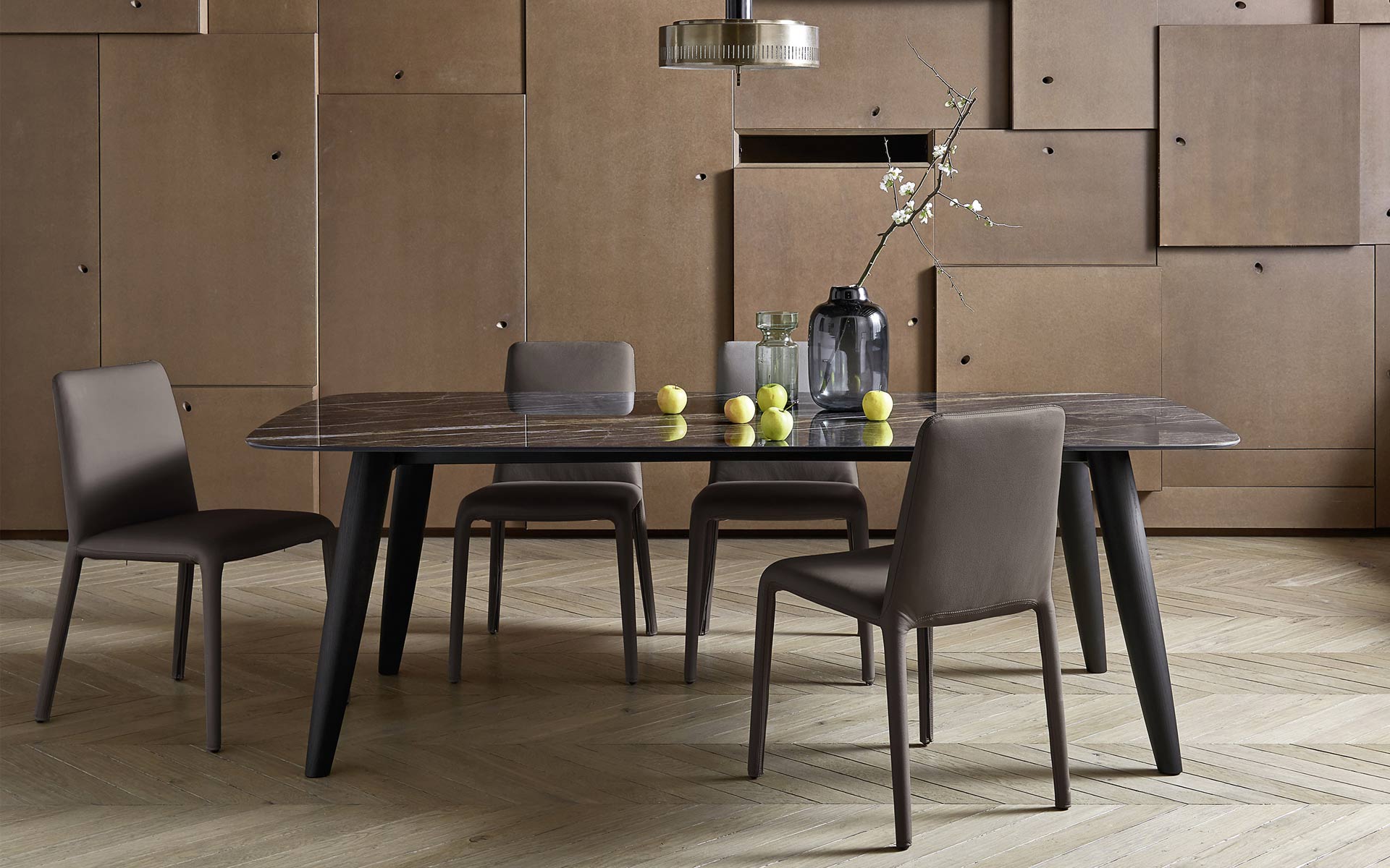 Der rechteckige Design Esstisch Convivio von Livitalia zeigt eine pflegeleichte und robuste Keramik Tischplatte