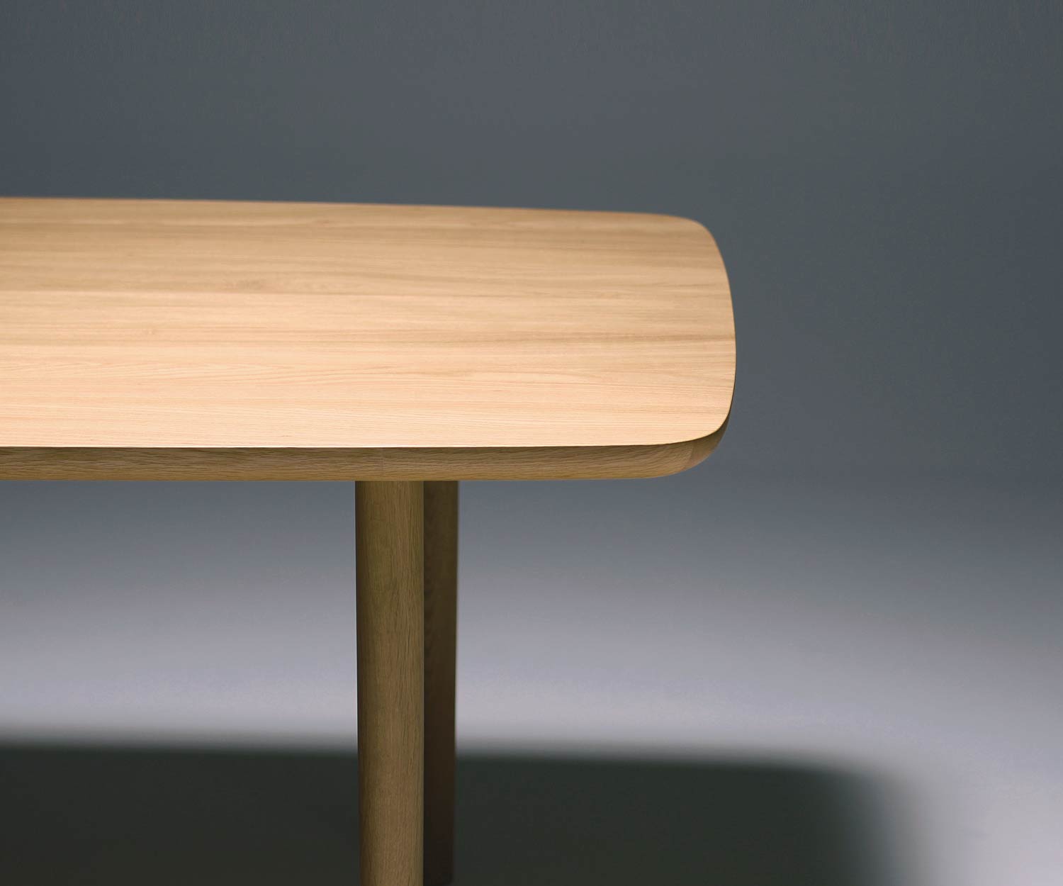 Moderner Conde House Kamuy Design Tisch in Eiche massiv bei Kanten und Beinen