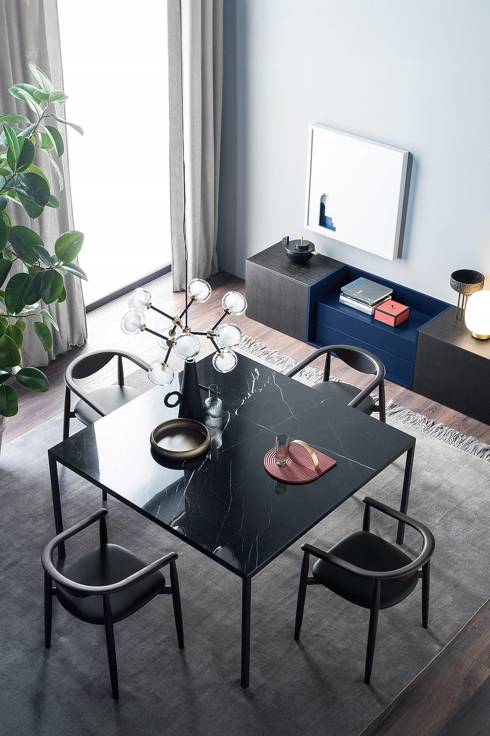 esstisch-esszimmerstuehle-und-wand-sideboard-in-dunklen-designs