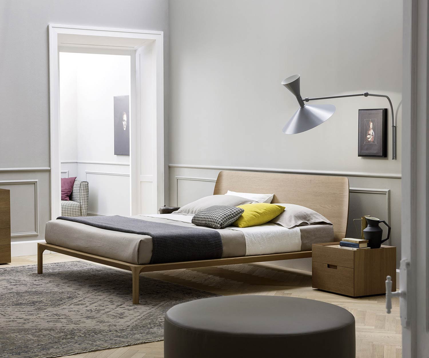 Hochwertiger Design Nachttisch im Schlafzimmer neben Bett zur Ansicht dargeboten in Braun