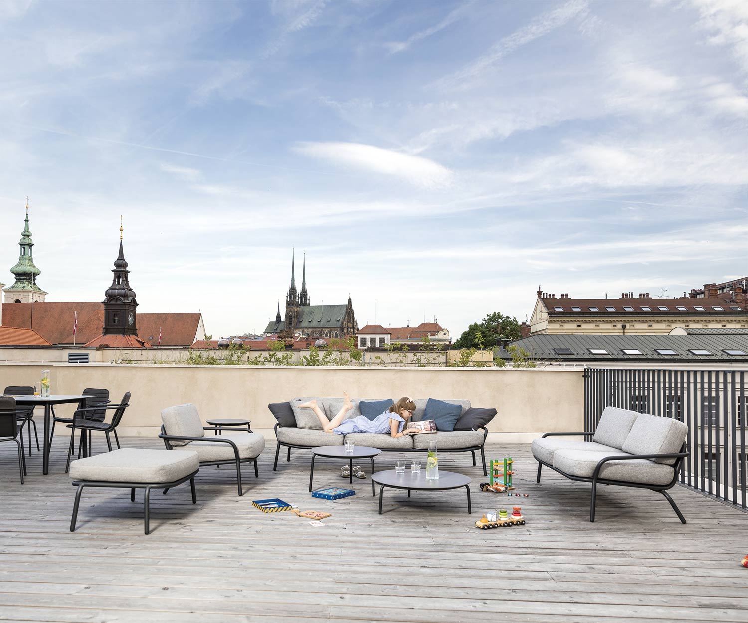 Moderner Todus Starling Designer Lounge Sessel auf einer Dachterrasse Moderner Todus Starling Designer Lounge Sessel auf einer Dachterrasse