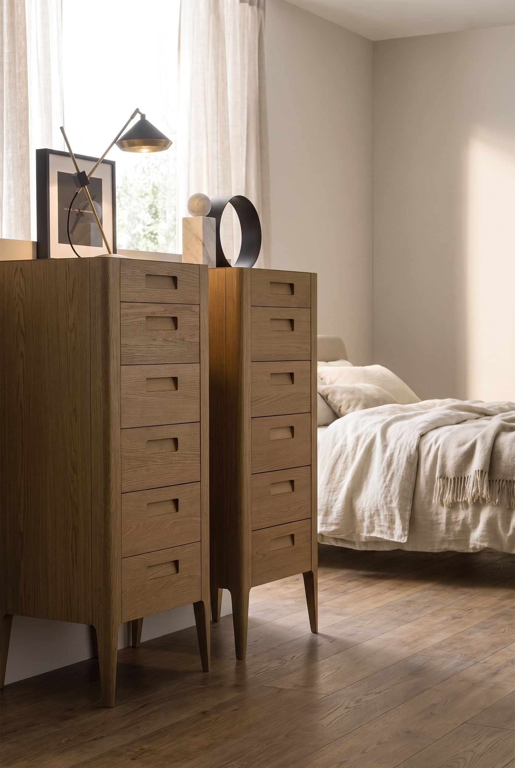 Cassettiera alta in legno con sei cassetti piatti in una camera da letto luminosa