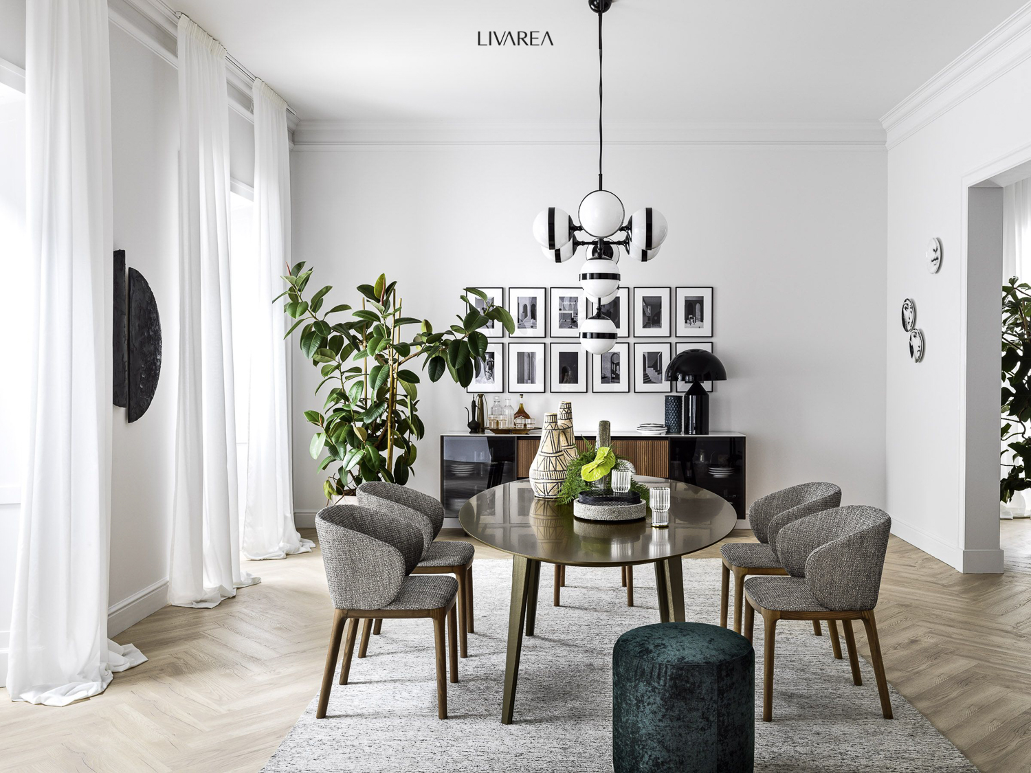 Elegantes Wohnzimmer mit Sofa Gruppe Couchtischen vor einem esszimmer bereich Elegantes Wohnzimmer mit Sofa Gruppe Couchtischen vor einem esszimmer bereich