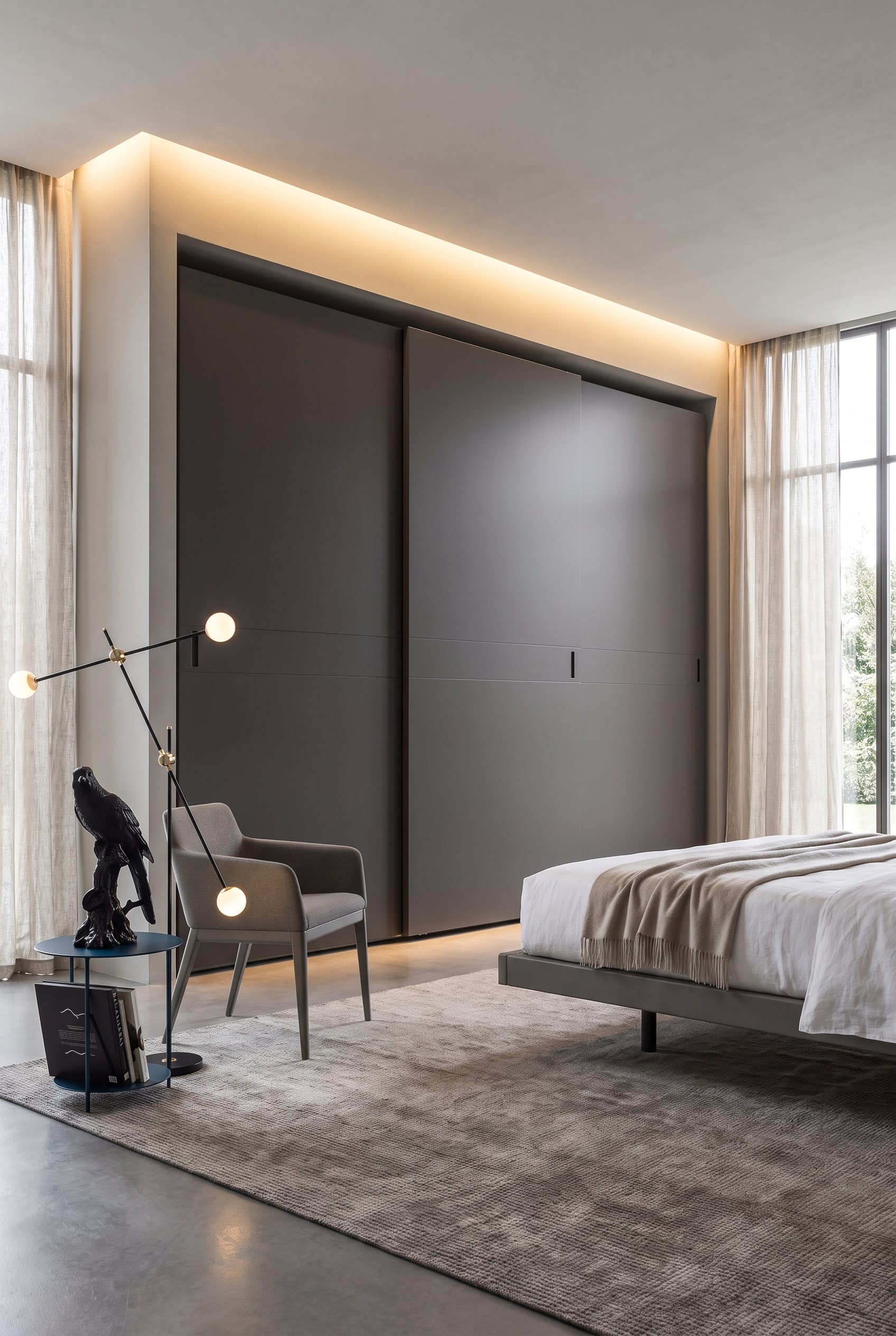 Slaapkamer met een gesloten, lichtgrijze kledingkast met vlakke schuifdeuren die zeer weinig ruimte innemen ten opzichte van het bed
