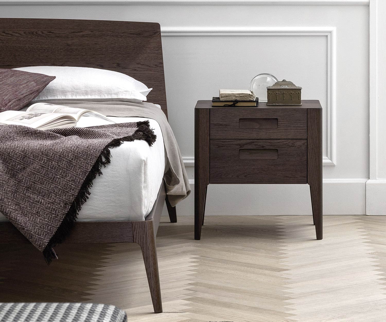 Modernes dunkles Designer Holzbett mit Nachttisch im Schlafzimmer