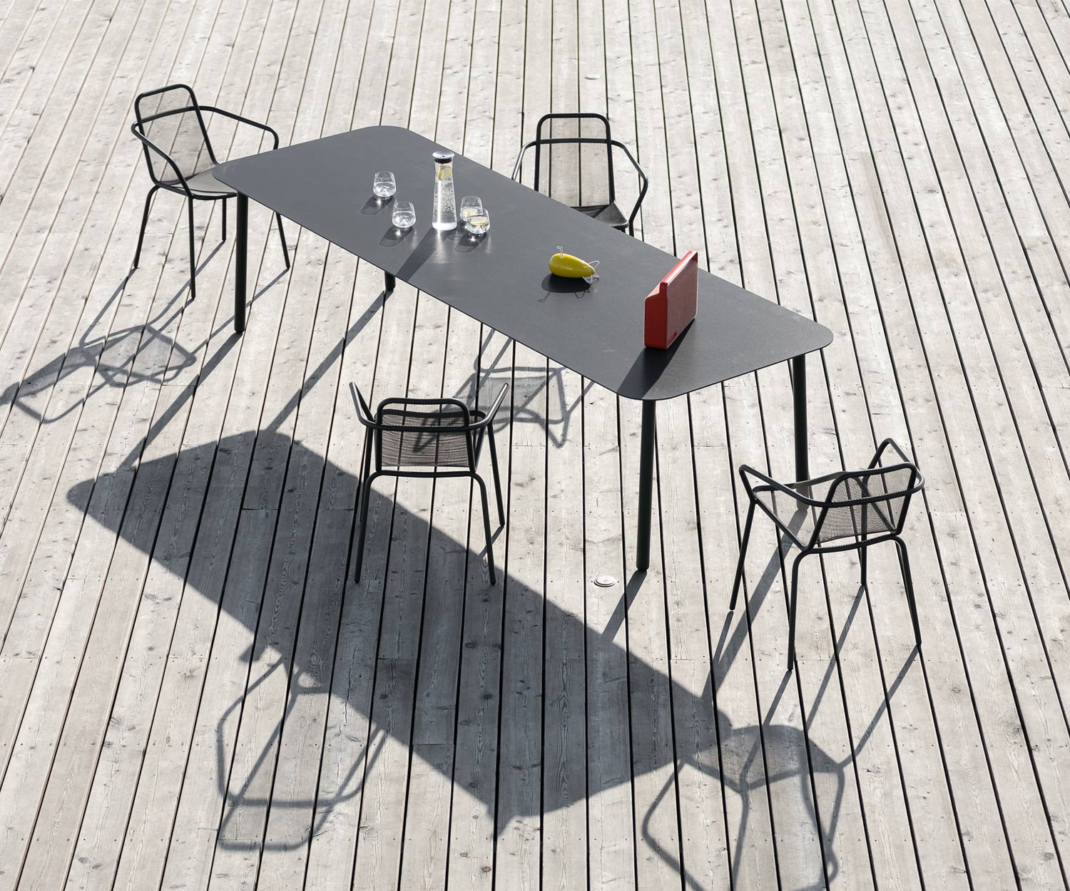 Todus Starling Design Armlehnenstuhl auf der Terrasse