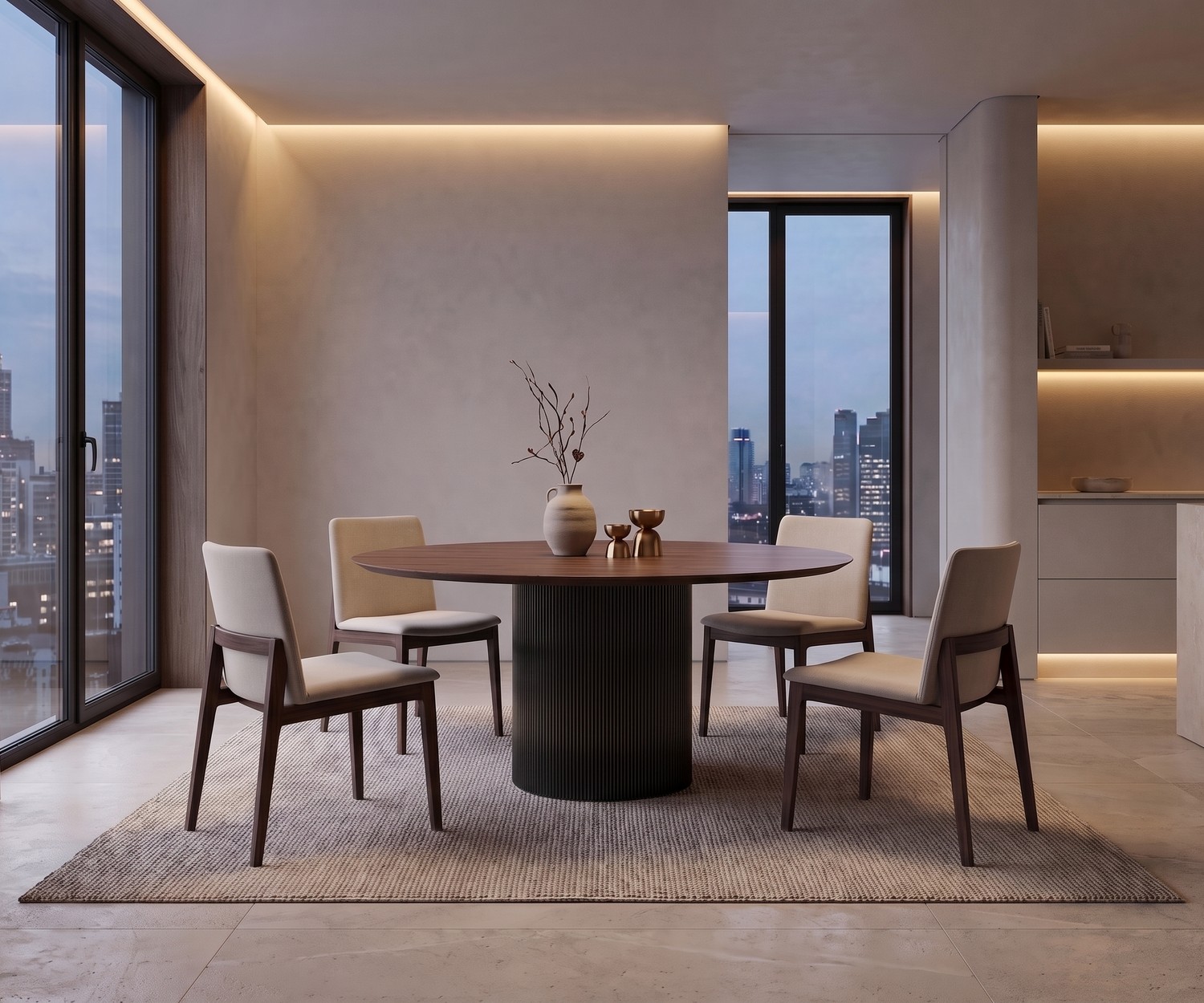 al2 Dakry BR 001 Runder Design-Esstisch mit Rillensockel al2 Dakry BR 001 runder Esstisch im Esszimmer mit Skyline-Blick, Holz-Esstisch mit Rillendesign-Mittelfuß und beigen Stühlen.
