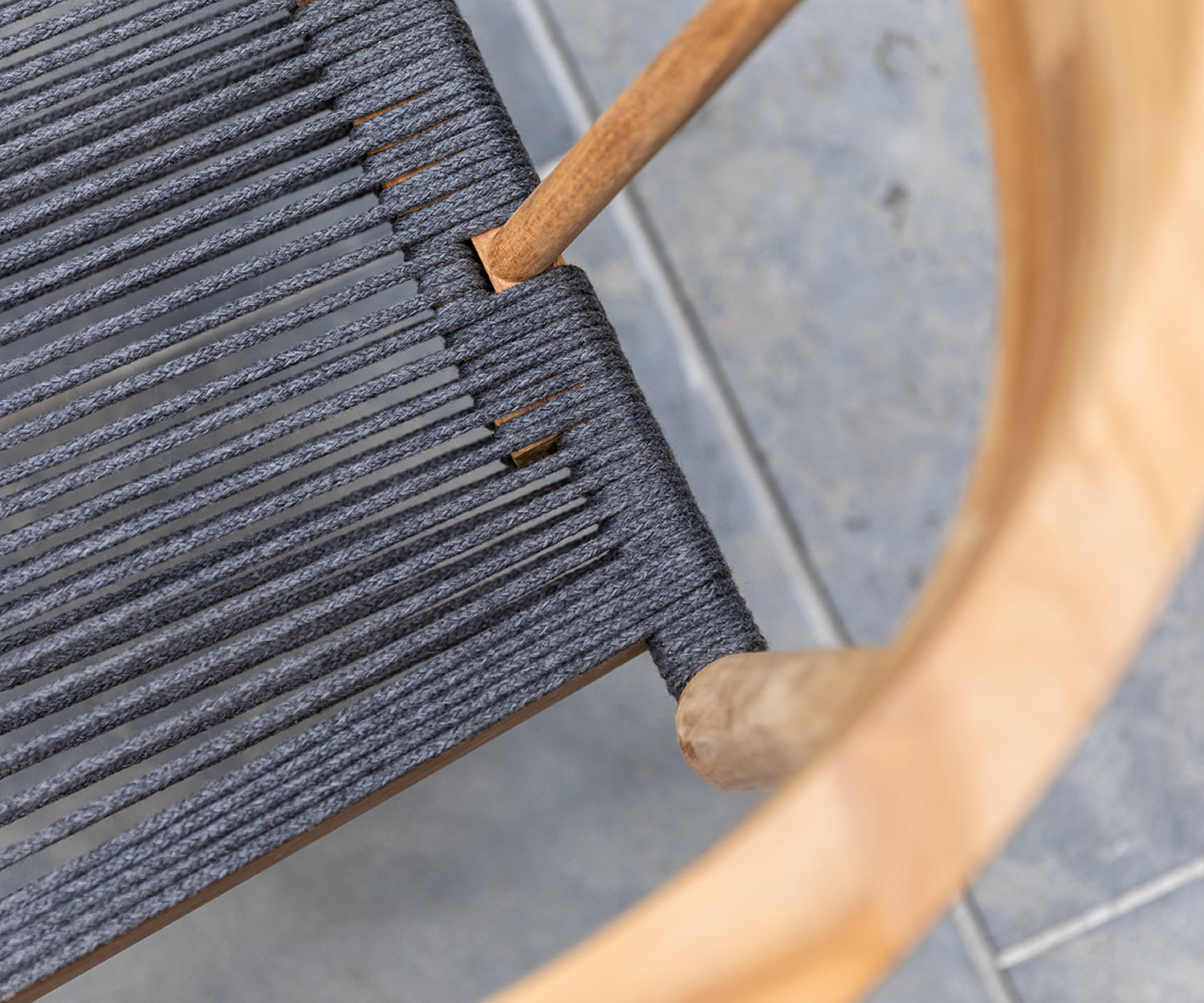 Hochwertiger Oasiq Copenhagen Design Outdoor Sessel im Detail Bespannung Armlehne