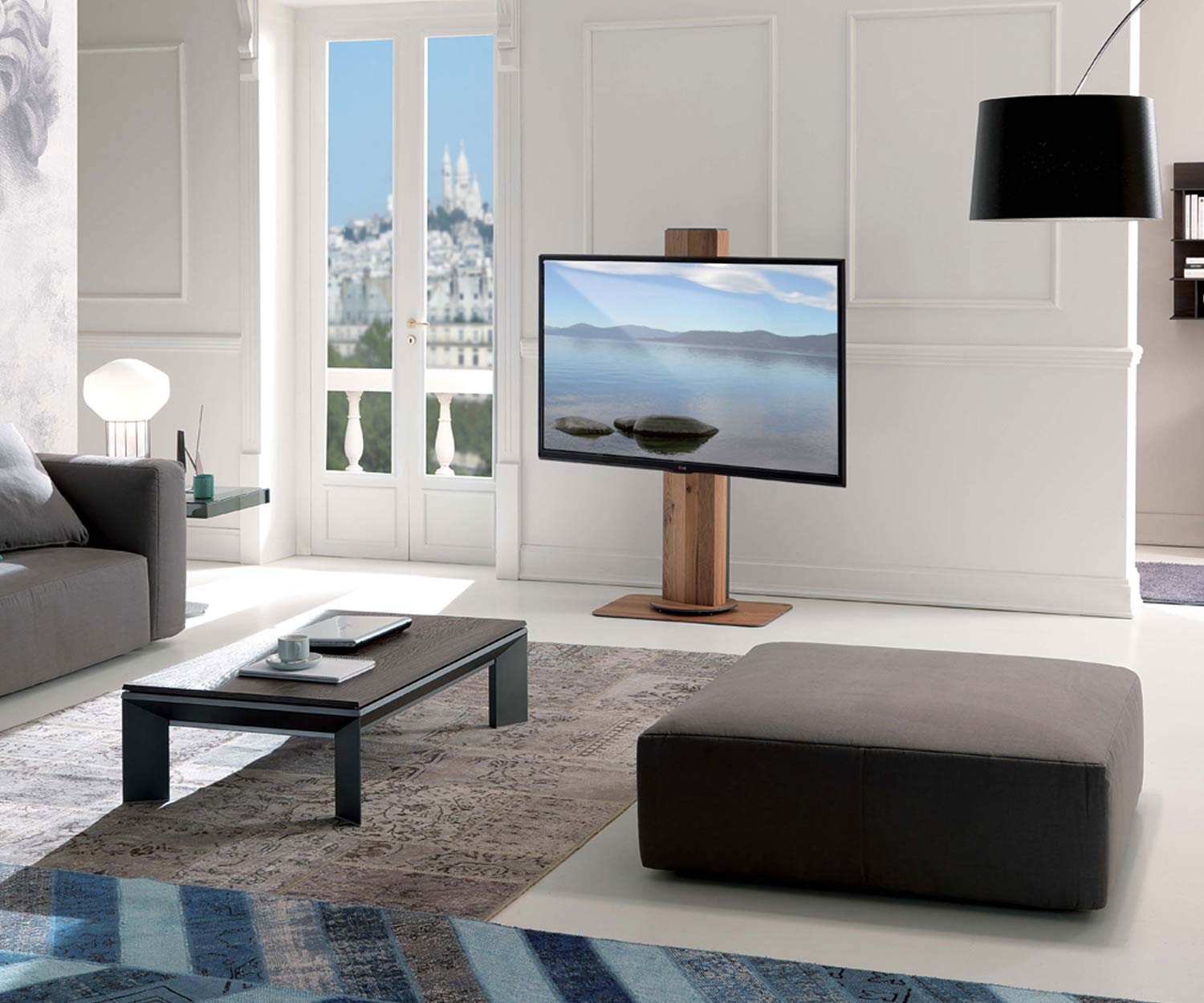 TV Bodenständer UNO von Ozzio im Wohnzimmer alte Eiche 
