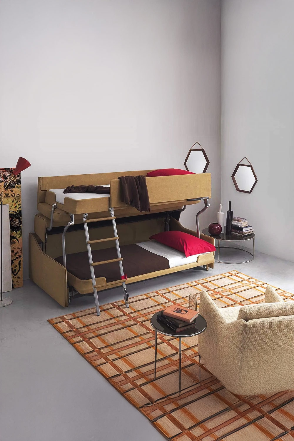 zum-etagenbett-umgewandeltes-sofa-mit-einem-markanten-sessel-und-mehreren-beistelltischen