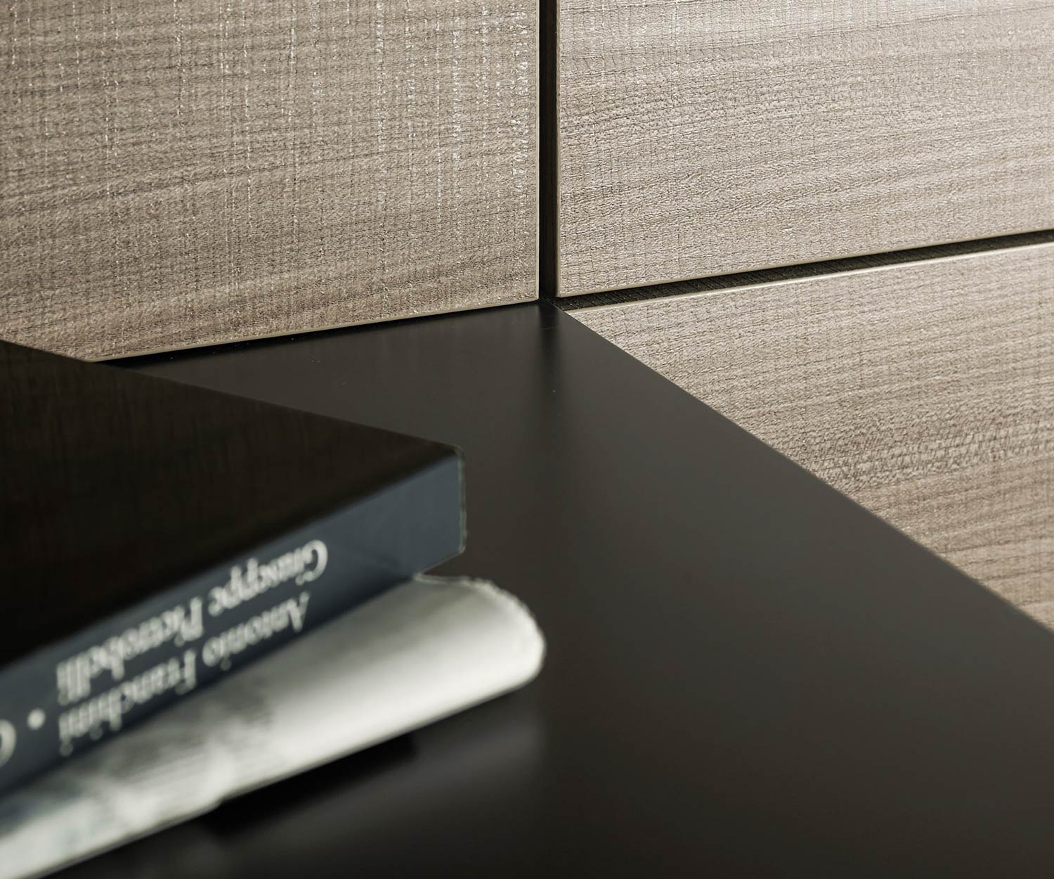 Livitalia Design Wohnwand C36 Detail Wandboard Aufhängung Livitalia Design Wohnwand C36 Detail Wandboard Aufhängung