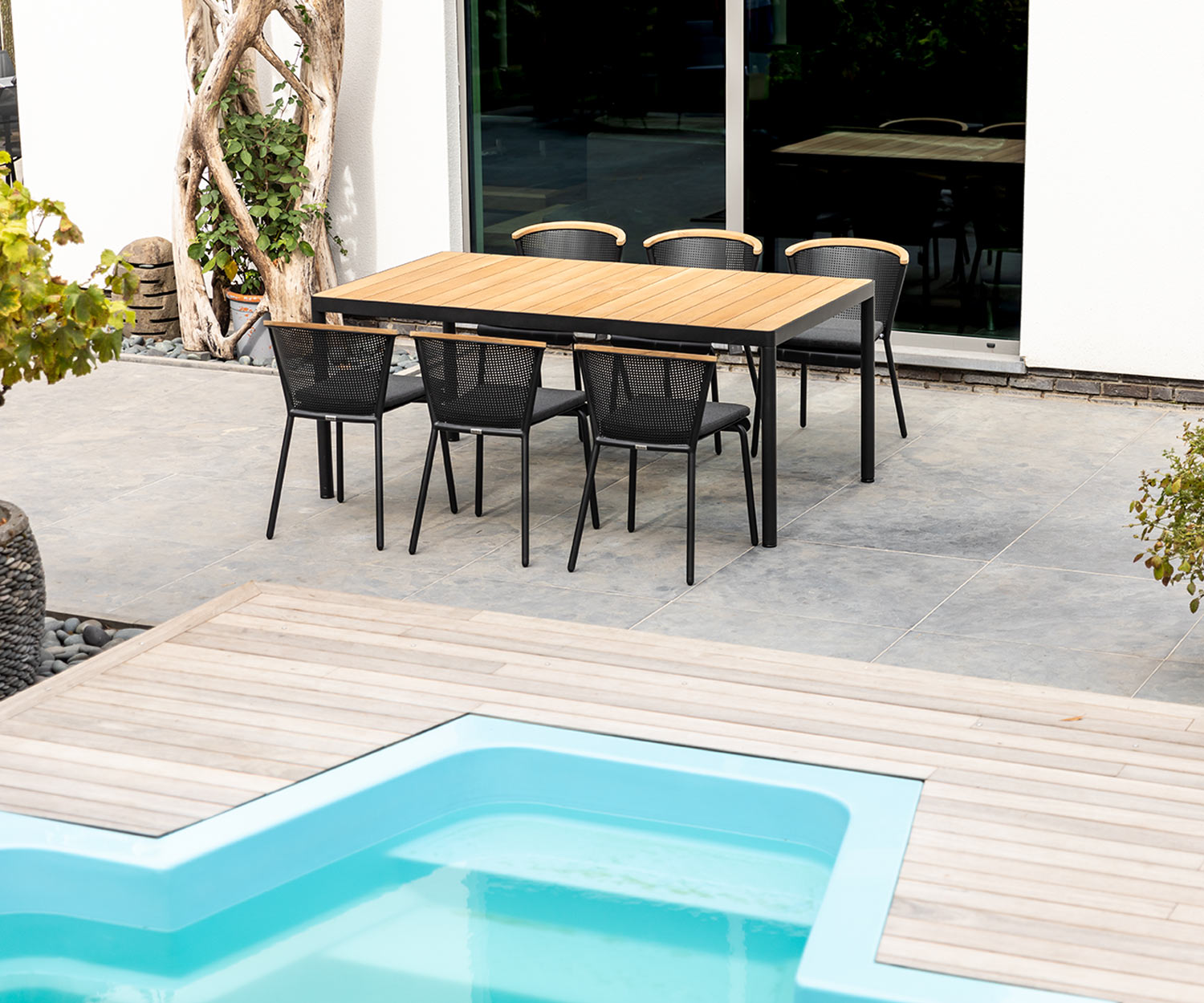 Wetterfester Oasiq Riad Design Gartentisch auf Terrasse am Pool