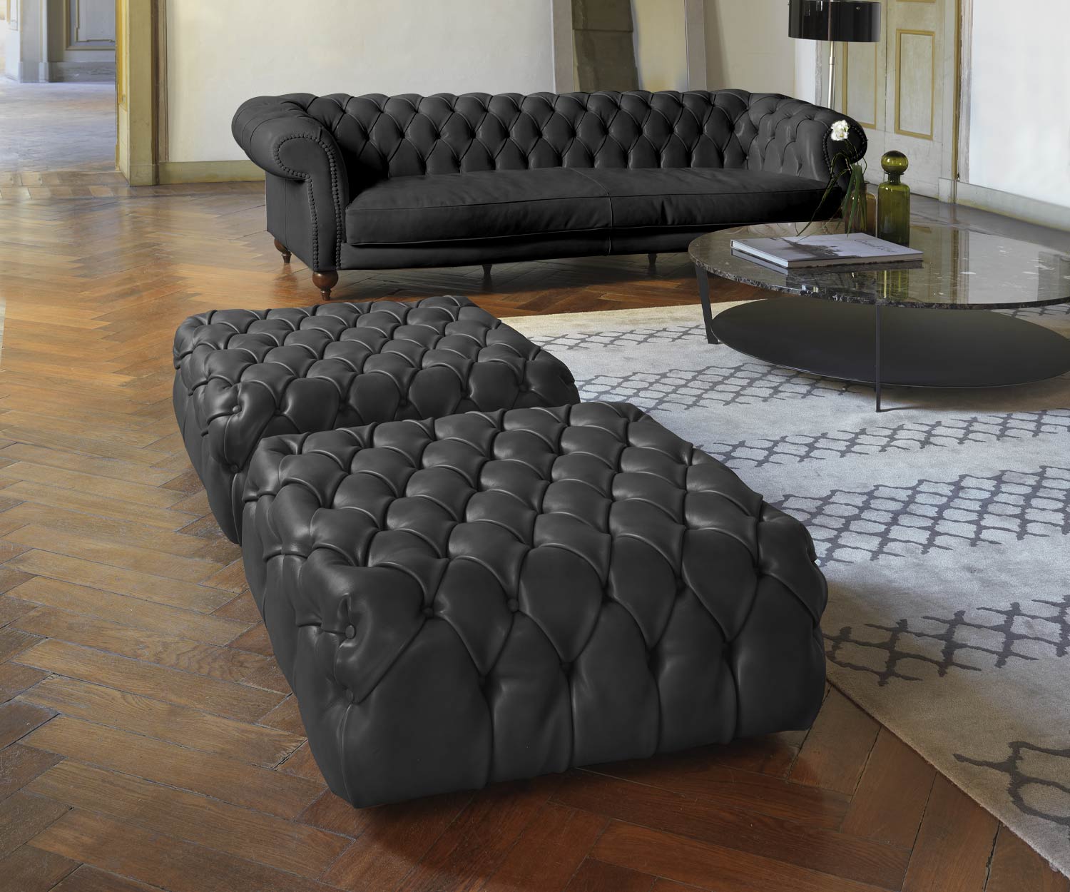 Exklusiver Marelli Design Hocker Matisse in Leder Creme Weiß mit Sofagruppe Exklusiver Marelli Design Hocker Matisse in Leder Creme Weiß mit Sofagruppe