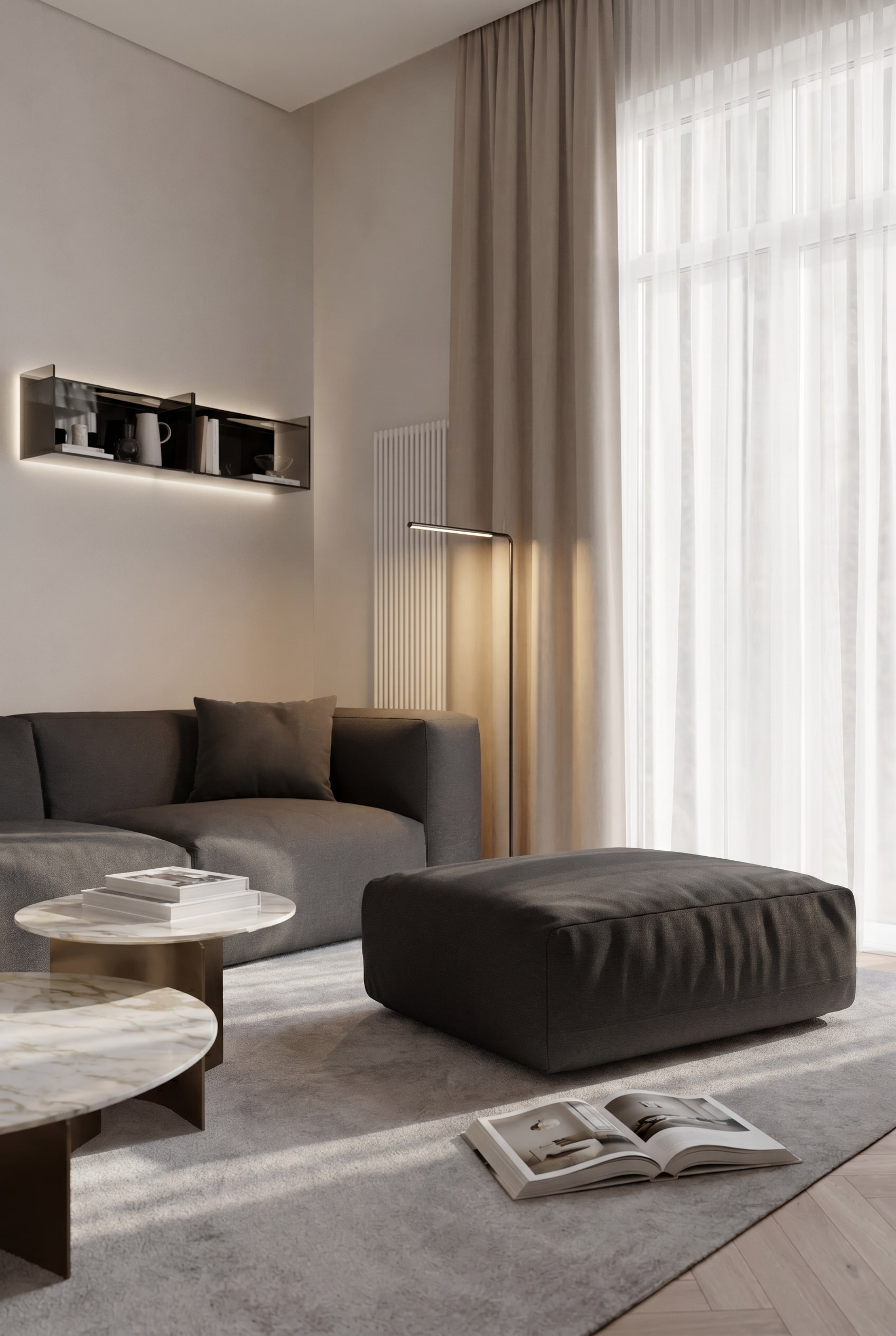 Elegante angolo lettura con Pouf Cloud in rivestimento in tessuto scuro, poltrona relax abbinata e una lampada da terra sottile
