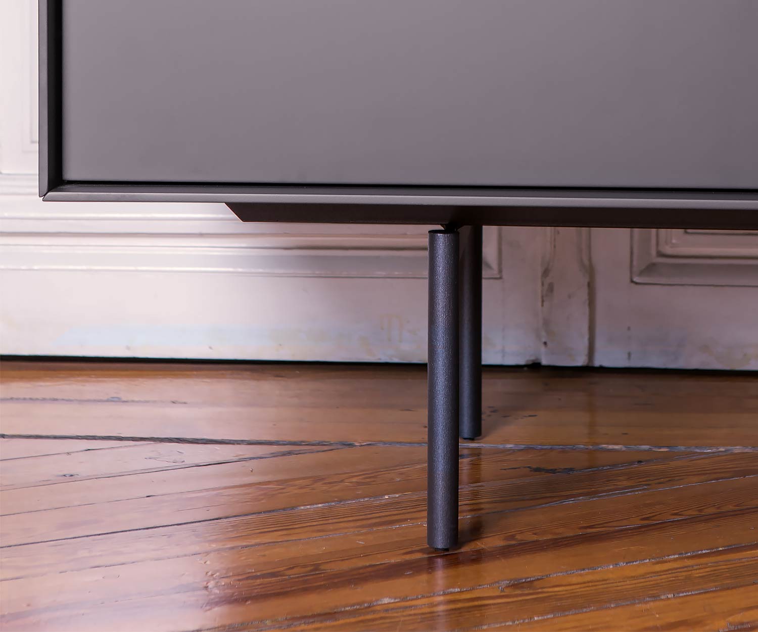Modernes Design Detail Sideboard Esszimmer auf pulverbeschichteten Metall Füßen Modernes Design Detail Sideboard Esszimmer auf pulverbeschichteten Metall Füßen